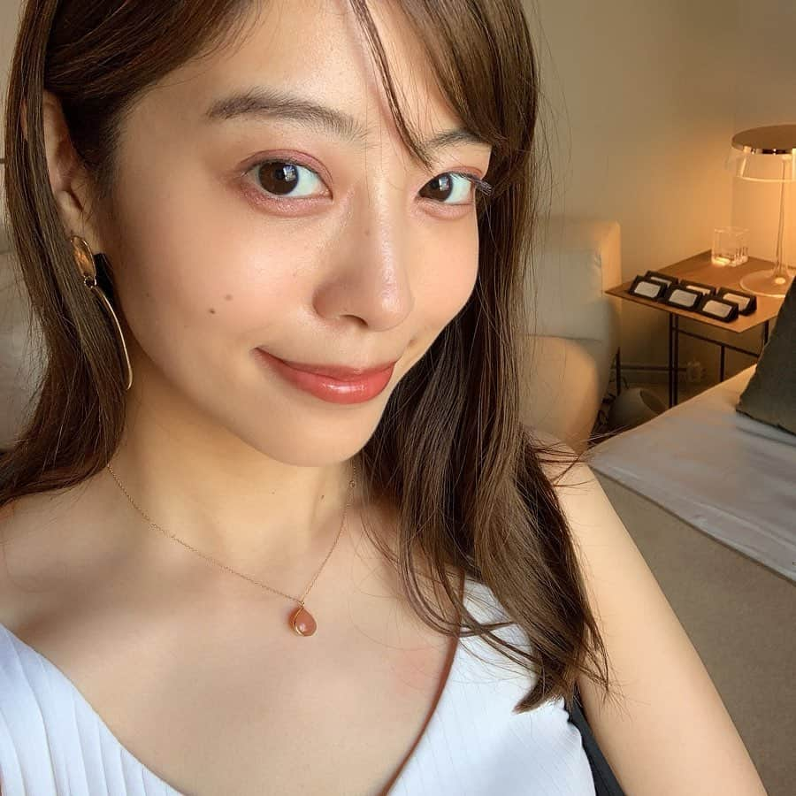 佐藤あやさんのインスタグラム写真 - (佐藤あやInstagram)「@toonecosmetics の新商品発表会へ。 新しく出るカラーバターというリップは、口紅とグロスの間くらいの発色と着け心地💄 . ぴったりと密着し、グロスのベタって感じもしないから使いやすそう✨ . アイシャドウは新たに3色が仲間入り。 私はピンキーレッドという色を塗ってもらいました👀 . 会場は可愛い女子と良い香りに溢れて癒し空間でした🥺🙏🏻💕 . #toonecosmetics#cosmekitchen#lipstick#lip#eyeshadow#aw#naturalcosmetics#organiccosmetics#organic#mother#makeupkitchen#トーン#メイクアップキッチン#リップ#コスメキッチン#オーガニック#オーガニックコスメ#ナチュラルコスメ#アイシャドウ#カラーバター#ふぁの感動シリーズ」7月17日 19時58分 - faafa8