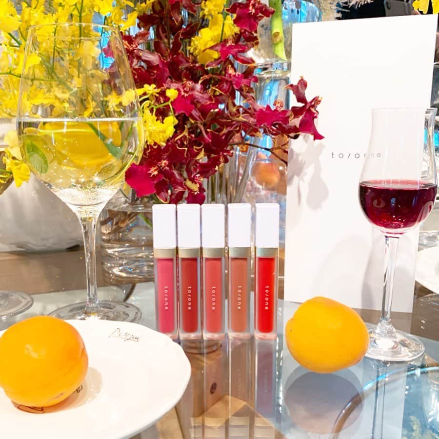 のインスタグラム：「@toonecosmetics の新商品発表会へ。 新しく出るカラーバターというリップは、口紅とグロスの間くらいの発色と着け心地💄 . ぴったりと密着し、グロスのベタって感じもしないから使いやすそう✨ . アイシャドウは新たに3色が仲間入り。 私はピンキーレッドという色を塗ってもらいました👀 . 会場は可愛い女子と良い香りに溢れて癒し空間でした🥺🙏🏻💕 . #toonecosmetics#cosmekitchen#lipstick#lip#eyeshadow#aw#naturalcosmetics#organiccosmetics#organic#mother#makeupkitchen#トーン#メイクアップキッチン#リップ#コスメキッチン#オーガニック#オーガニックコスメ#ナチュラルコスメ#アイシャドウ#カラーバター#ふぁの感動シリーズ」