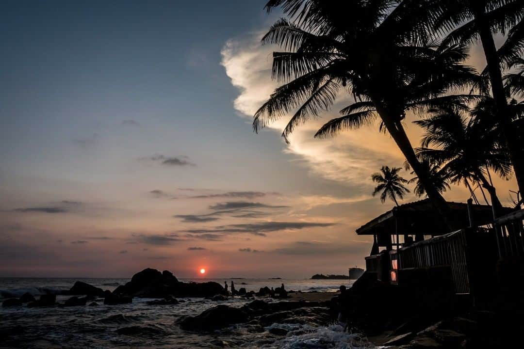 ナショナルジオグラフィックさんのインスタグラム写真 - (ナショナルジオグラフィックInstagram)「Photo by Tasneem Alsultan @tasneemalsultan | Wijaya beach is one of many magical spots in Sri Lanka. It's located on the southwestern side of the country, where it was promised that I'd see turtle heads popping up out of the sea at day's end—but I was busy capturing the perfect sunset. #Wijayabeach #srilanka」7月17日 18時39分 - natgeo