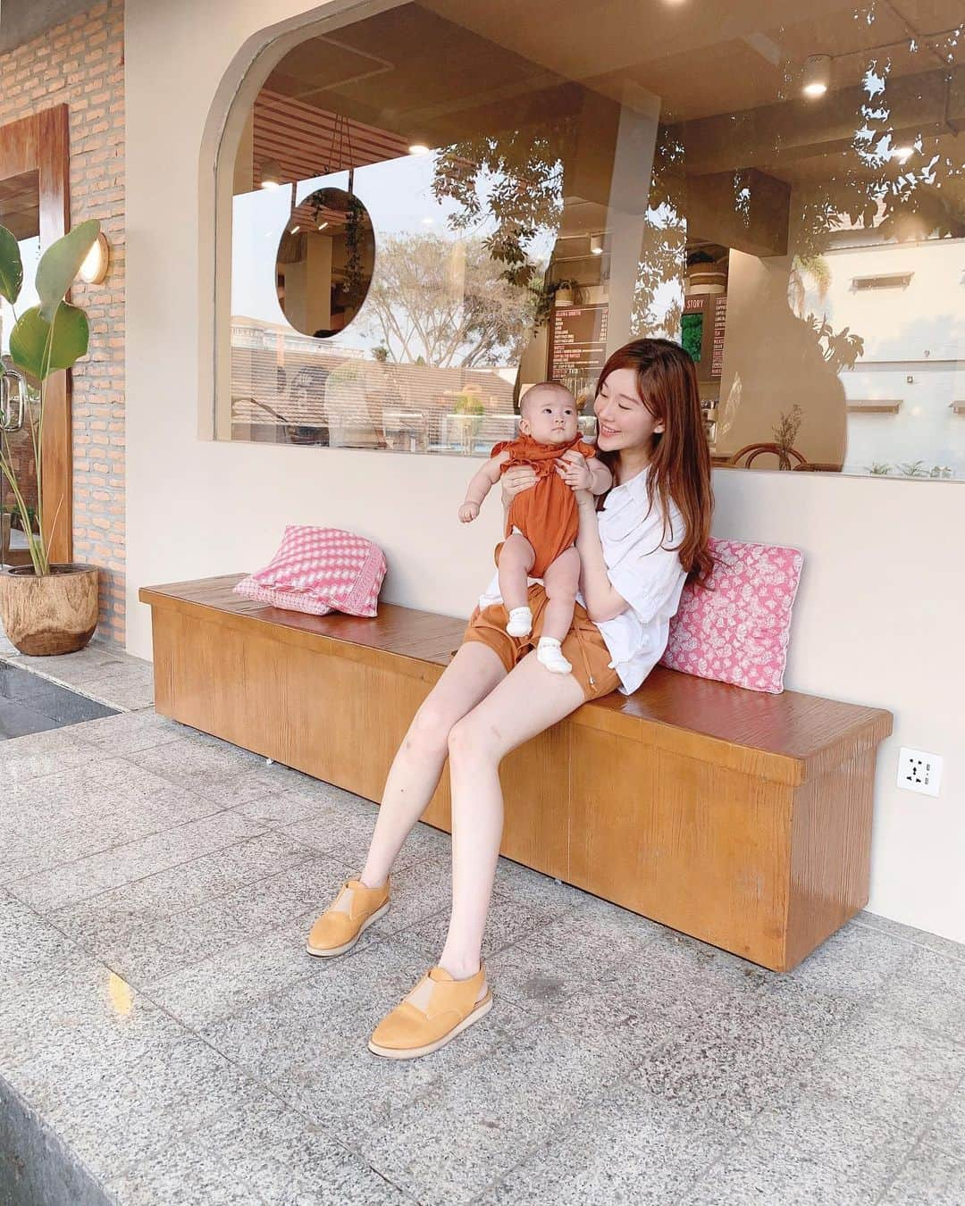 ジェシカ・ヤマダさんのインスタグラム写真 - (ジェシカ・ヤマダInstagram)「Seneng ya makan gelato hari ini. Walaupun gelato nya masuk peyut mamma, bukan peyut @jessbebes (siapa hayooo Arwen atau Arya iniii? Salah satunya lagi bobo jadi ga bisa futu bareng dehh T_T). 🍦 . #jesswears #jessbebes #ellejessinjkt #mumlife」7月17日 18時32分 - jessyamada