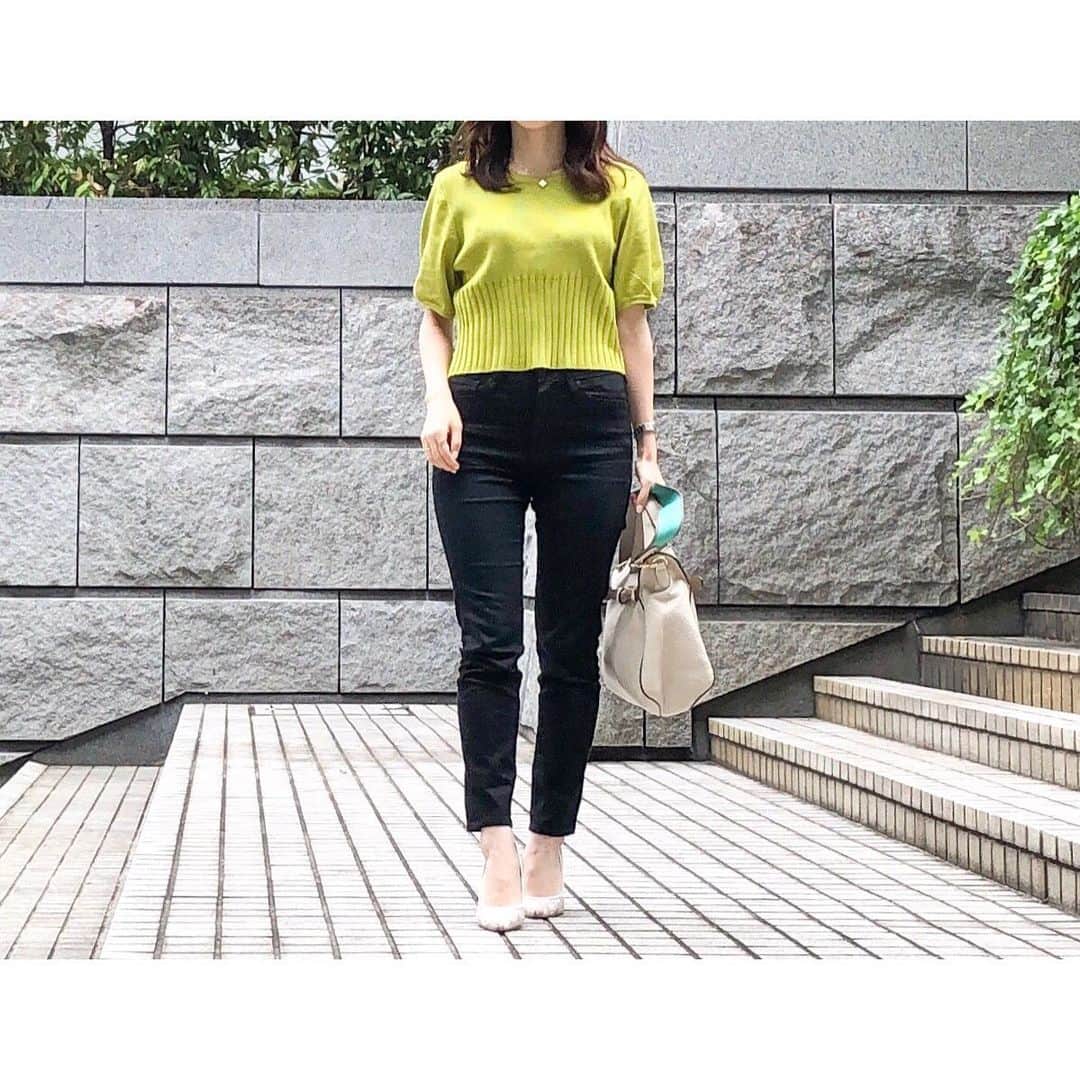 htrkmkのインスタグラム：「・ Instagramで見かけた 素敵なコーデに触発され 久しぶりにオフィスにデニム👖 ・ ・ ✓Denim 幅広骨盤に 大きなお尻で デニムが悲しい程似合わない私ですが @uniqlo の#ハイライズストレートアンクルジーンズ なら 太股から足首で 真っ直ぐ筒状のデザインで 太もも腰周りのハリと 膝下の細さのギャップをなくしてくれ 真っ直ぐ綺麗な足に 補正してくれるんです!! デニム苦手な私でも これだけは履ける!!👏🏻 ・ ・ ✓Tops #近藤千尋 さんコラボの @kobe_lettuce のニット 1,000円台とは思えないほど しっかりしたニット生地に 切り替え編みのこったデザインで かなり高みえする大満足ニット✨ ・ ・ tops @kobe_lettuce  pants @uniqlo  bag @bag_hayni  コーデ詳細は @htrkmk 7/14のブログまで ・ ・ #デニム #着痩せコーデ」