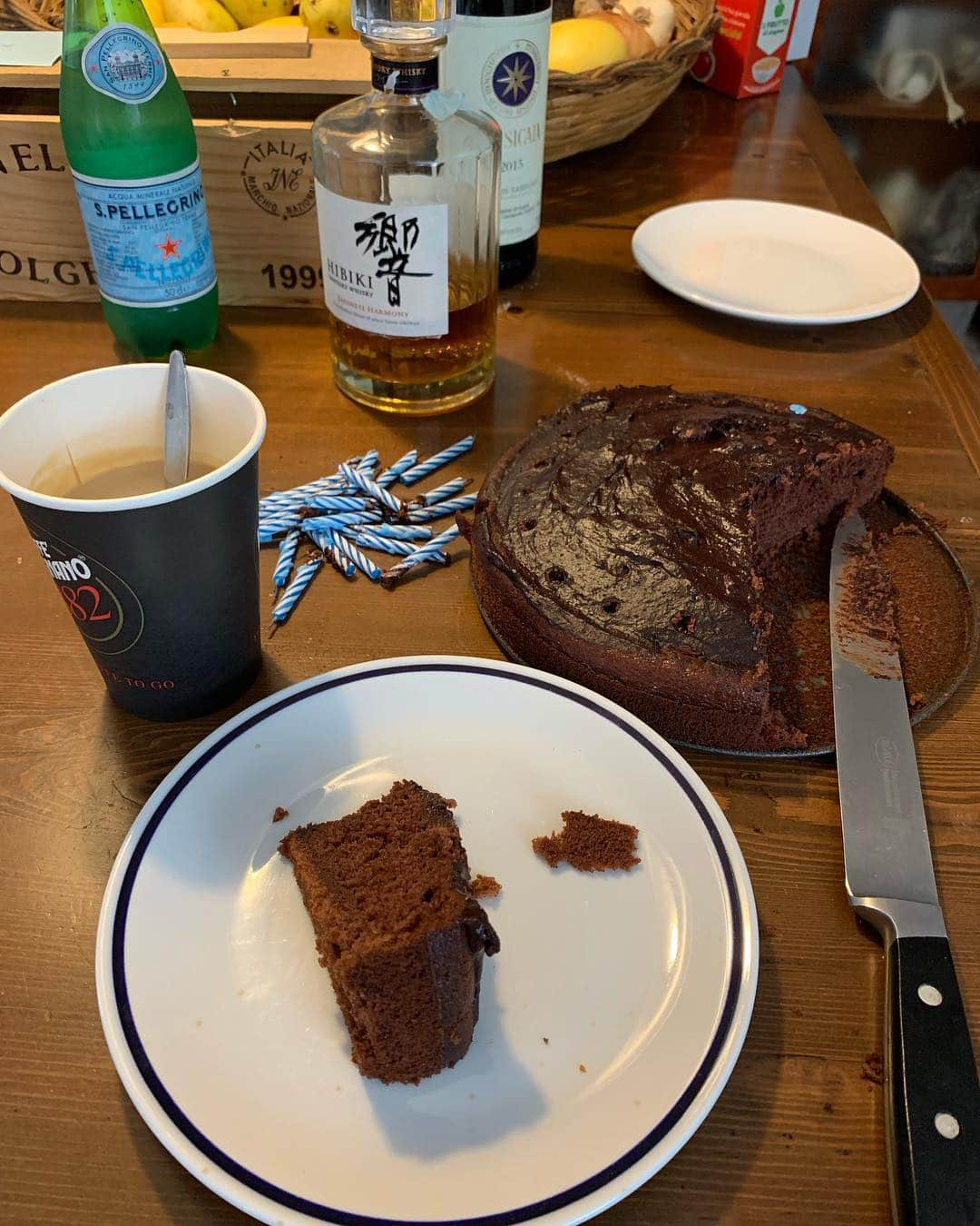 ケアリー・ハートさんのインスタグラム写真 - (ケアリー・ハートInstagram)「B day breakfast of champs!!! Thanks mama @pink 😘. I think Meatball approves.」7月17日 18時35分 - hartluck