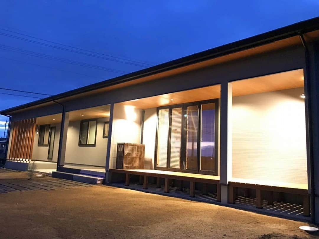 有限会社 稲葉製材住宅のインスタグラム：「どーも、今村です🤥 夜の姿もかっこいい平屋のお家 グレーの外壁に映える 木目調の軒天（外部の天井） よかですねー 気候の良い時はウッドデッキでバーベキューですね🍖  #平屋#外観#夜の姿#おしゃれ#かっこいい#落ち着いた雰囲気#グレーの外壁#暮らし#庭#庭のある暮らし#ウッドデッキ#バーベキュー#アウトドア#暮らしを楽しむ#丁寧な暮らし#高品質#高性能#田舎暮らし#のんびり#家#新築#マイホーム#リノベーション#マイペース#工務店#熊本#玉名#山鹿#稲葉製材住宅#イナバ」
