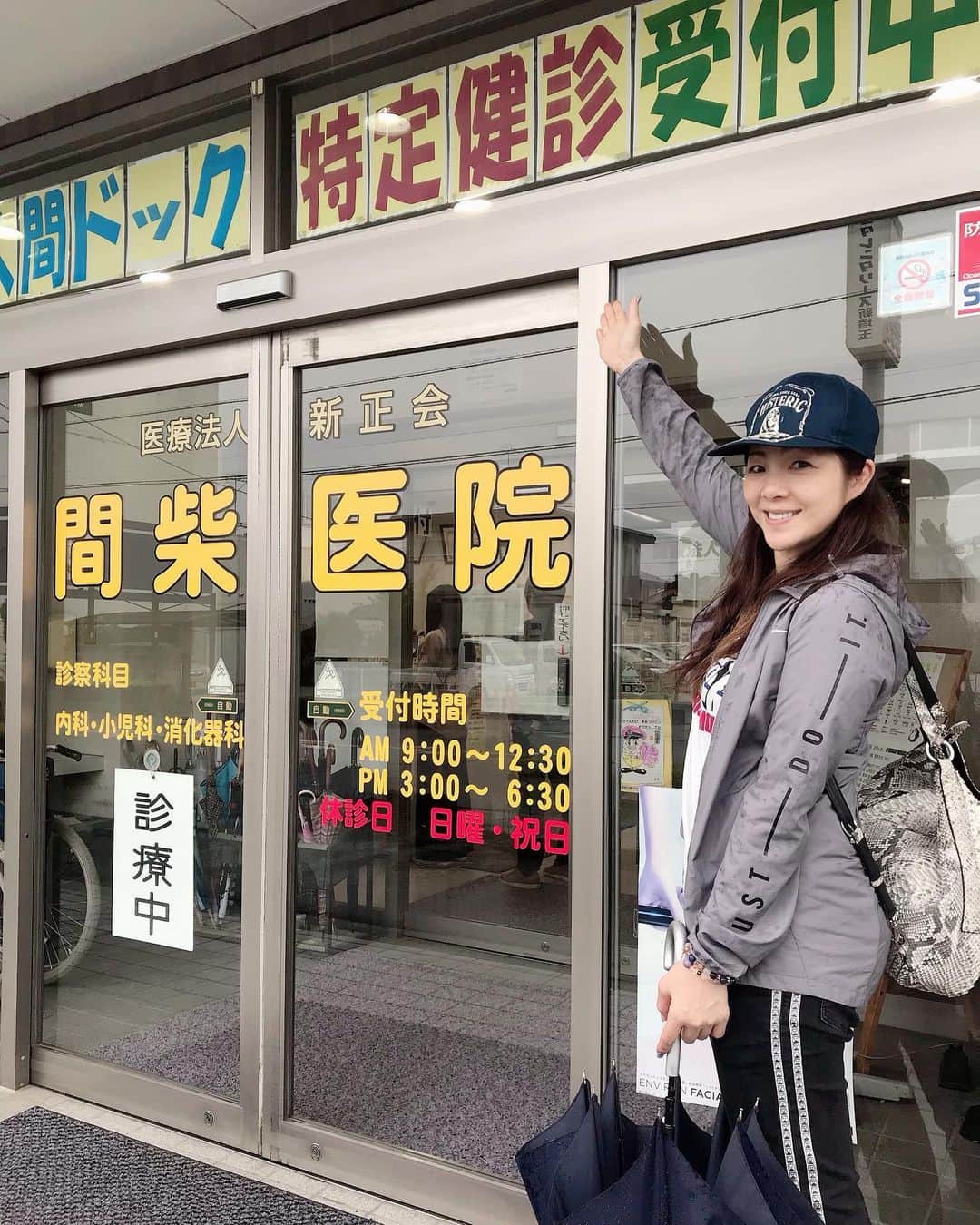 井上貴子のインスタグラム：「きのうは 年1のドックの日。  間柴医院の院長は同い年^ ^  いつも1番最後にやる胃カメラ。 今年も同じ看護師さんに呼ばれ 「やだよー」「やりたくないよー」 を連呼して笑われていた（笑） 「ダイジョブですよー。5分くらいだし」 と看護師さん。 「そこをなんとか…4分で！」 とアタシ^ ^  院長が胃カメラして下さり 終わった画面を見ると… 3分58秒！！！ 神だ！神だ！！ なぜだろう？  なぜなんだろう？  自覚症状は全く無かったのに 胃にポリープが出来ていた。  もちろん 胃カメラの際に やっつけてくれたけど…  25年前くらいに 母がガン宣告をされたとき さすがのお貴さんも 胃に2つポリープが出来たことがあった。  それ以来だぁ。  あとは健康優良児。  あ。 視力がE判定かな。今年も…  脳みそもパンパンに つまってるって。 頭が良いってこと？ って聞いたら  即答で「いや。そーゆー事じゃない」  だって（笑）  間柴先生と 優しくて手際の良い看護師さん方 に感謝。  Happyで^ ^  #井上貴子  #LLPWX #女子プロレス #紅緒と柊音 #トイプードル #間柴医院 #胃カメラ」