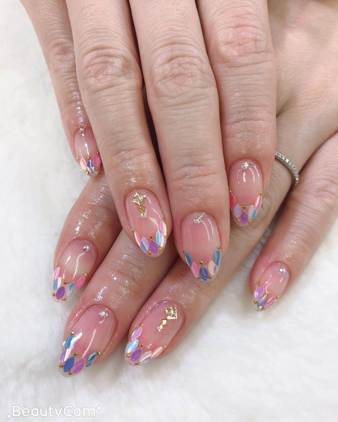高橋沙弥華のインスタグラム：「ツルンツルン❤人魚の鱗風💅❤ 夏っぽくしてもらった☺  見る角度によって色が変わるの可愛すぎる🤤❤ #ホロ #💅 #パラジェル #自爪 #人魚 #キラキラ #summer #ツルンツルン #こだわり #3d #3dネイル」