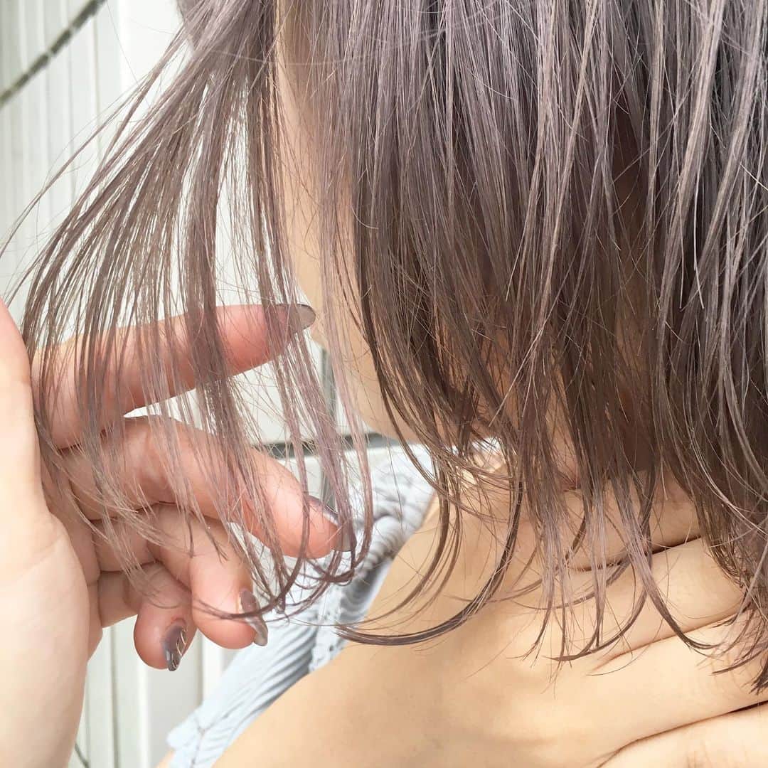 大石亜里紗のインスタグラム：「大人気急上昇中🧸💖！ ミルクティーカラー🍼💗 . 顔色も良く、服はシンプルに ヘアはまろやかな透け感🐄🌿 . . 柔らかいハイトーンカラー お任せください🦔🌿✨ DM・☎︎からのご予約がおススメ🌻 . –––––––––––––––––––––––––––– . . #crea_arisa 大人気のおススメカラー🌿 #ミルクたっぷりカラー🥛 . 色素薄い外国人のような 赤味のないカラーなら お任せください👩🏼💐 . . #ミルクティーベージュ #ミルクティーカラー #ミルクティーアッシュ #ミルクティー色 #ミルクティーグレージュ #ミルキーベージュ  #クリーミーベージュ」