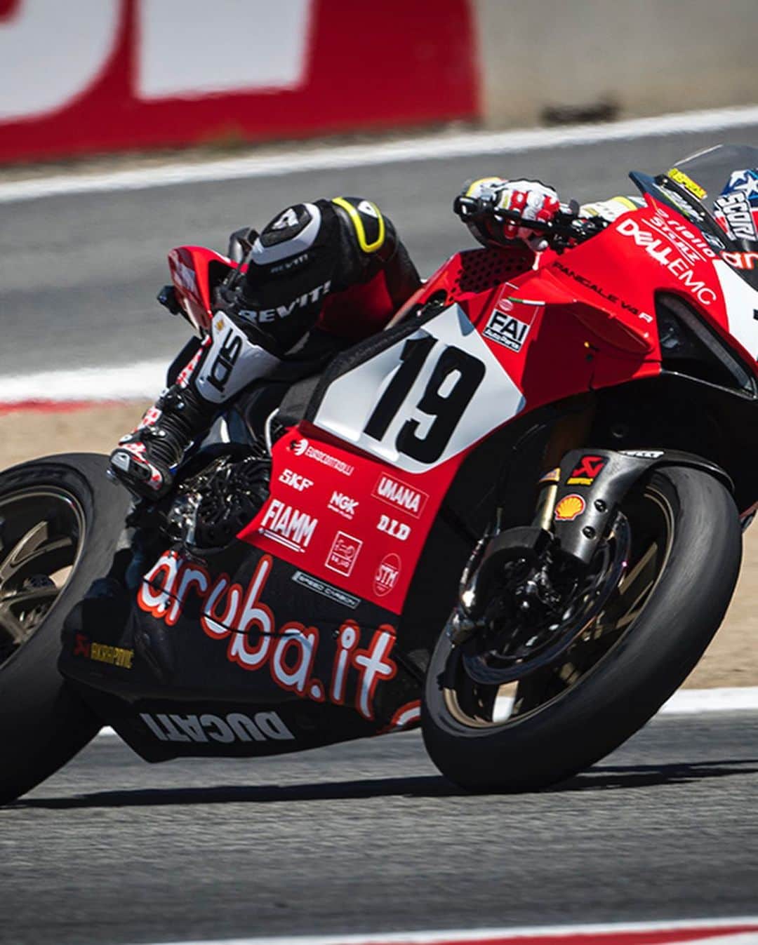 Ducati Japanさんのインスタグラム写真 - (Ducati JapanInstagram)「【SBK】デイビスがパニガーレV4 Rで初優勝  2019スーパーバイク世界選手権第9戦アメリカ🇺🇸ラウンドがラグナ・セカ・サーキットで開催されました。 レース1でAruba.it Racing – Ducatiチームのチャズ・デイビスは2位でフィニッシュしました。一方、フロントローからスタートしたアルバロ・バウティスタはトップ争いをしながらも、5周目にクラッシュ。17位でレースを終えました。  翌日のスーパーポール・レースで2位に入り、記念すべきSBK 200戦目に華を添えたデイビスは、レース2ではスタートからフィニッシュまで圧倒的なパフォーマンスを見せ、SBK通算30勝目を挙げました。バウティスタにとっては、不運な週末となりました。スーパーポール・レースでバウティスタは、ターン2でクラッシュして左肩の靭帯を損傷しました。サーキットのメディカル・スタッフの診断を受けて許可を得た上で、レース2のスターティング・グリッドに並びましたが、左肩に力が入らず、痛みもある状態だったため、オープニングラップ終了後にピットに戻り、リタイアとなりました。  第9戦のレース1とスーパーポール・レースで2位に入り、レース2で優勝したデイビスは、チャンピオンシップ・ポイントを184に伸ばし、ライダーズ・ランキング7位へ浮上しました。今回のラウンドでポイントを獲得できなかったバウティスタは、合計352ポイントでランキング2位をキープしています。  第10戦のポルトガル🇵🇹ラウンドは、9月6日～8日にアルガルベ・インターナショナル・サーキットで開催されます。  Aruba-.it Racing – Ducatiチームへご声援をよろしくお願いします!  #ArubaRacing #ForzaDucati #SBK #ドゥカティ #パニガーレv4」7月17日 18時51分 - ducatijapan