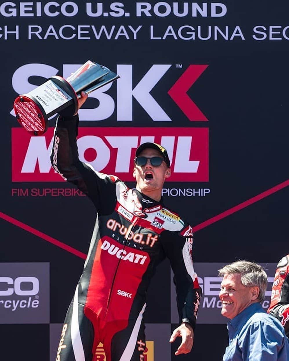 のインスタグラム：「【SBK】デイビスがパニガーレV4 Rで初優勝  2019スーパーバイク世界選手権第9戦アメリカ🇺🇸ラウンドがラグナ・セカ・サーキットで開催されました。 レース1でAruba.it Racing – Ducatiチームのチャズ・デイビスは2位でフィニッシュしました。一方、フロントローからスタートしたアルバロ・バウティスタはトップ争いをしながらも、5周目にクラッシュ。17位でレースを終えました。  翌日のスーパーポール・レースで2位に入り、記念すべきSBK 200戦目に華を添えたデイビスは、レース2ではスタートからフィニッシュまで圧倒的なパフォーマンスを見せ、SBK通算30勝目を挙げました。バウティスタにとっては、不運な週末となりました。スーパーポール・レースでバウティスタは、ターン2でクラッシュして左肩の靭帯を損傷しました。サーキットのメディカル・スタッフの診断を受けて許可を得た上で、レース2のスターティング・グリッドに並びましたが、左肩に力が入らず、痛みもある状態だったため、オープニングラップ終了後にピットに戻り、リタイアとなりました。  第9戦のレース1とスーパーポール・レースで2位に入り、レース2で優勝したデイビスは、チャンピオンシップ・ポイントを184に伸ばし、ライダーズ・ランキング7位へ浮上しました。今回のラウンドでポイントを獲得できなかったバウティスタは、合計352ポイントでランキング2位をキープしています。  第10戦のポルトガル🇵🇹ラウンドは、9月6日～8日にアルガルベ・インターナショナル・サーキットで開催されます。  Aruba-.it Racing – Ducatiチームへご声援をよろしくお願いします!  #ArubaRacing #ForzaDucati #SBK #ドゥカティ #パニガーレv4」