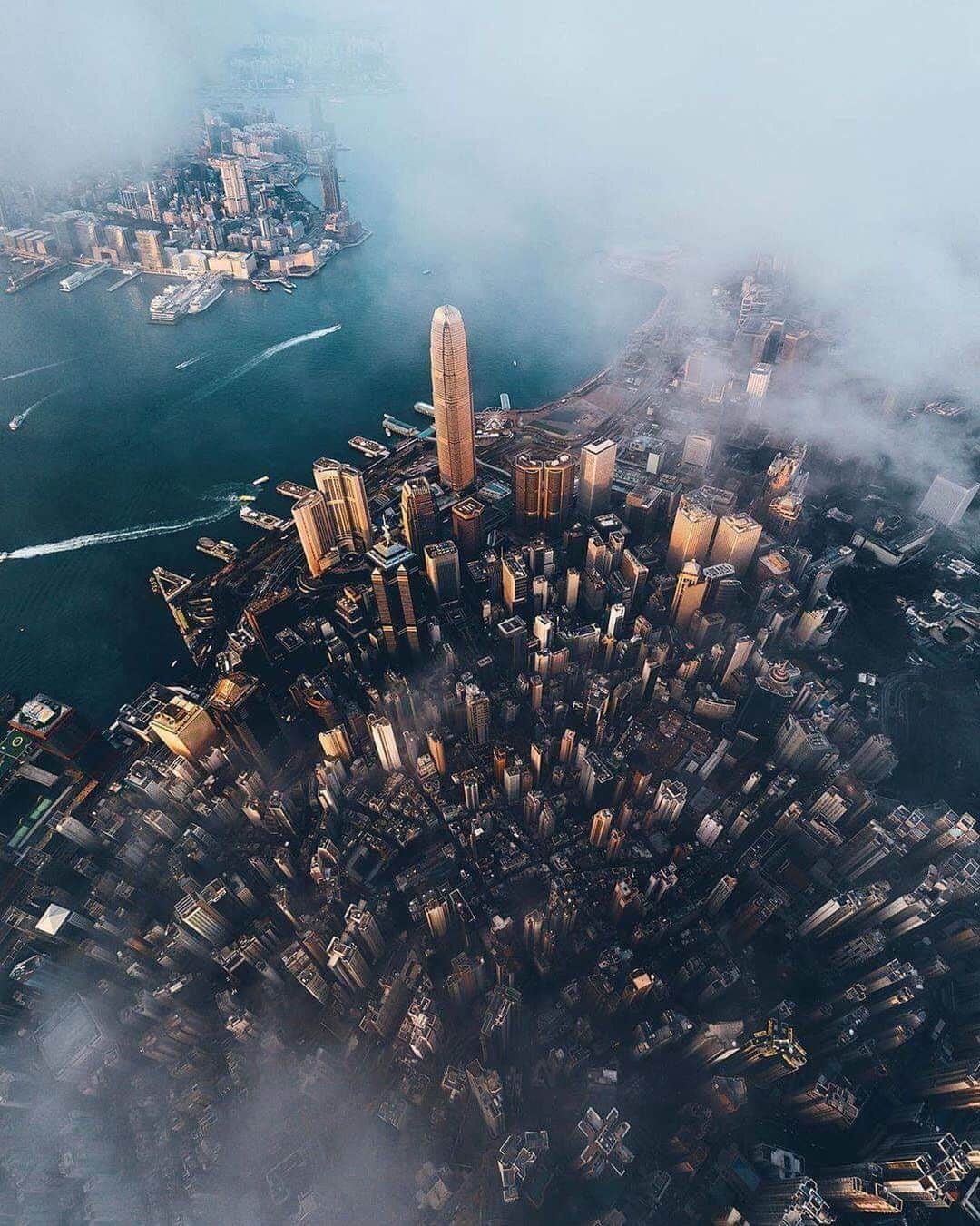 キャセイパシフィック航空さんのインスタグラム写真 - (キャセイパシフィック航空Instagram)「Experience life in a vertical world. With more than 300 buildings stretching 150 metres or higher, Hong Kong holds the title for the city with the most skyscrapers.⁣ ⁣ 不說不知，原來香港擁有超過300幢高度達150米以上的摩天建築，堪稱世界之冠，極具視覺震撼！⁣ ⁣ Credit: @cocoanext」7月17日 18時58分 - cathaypacific