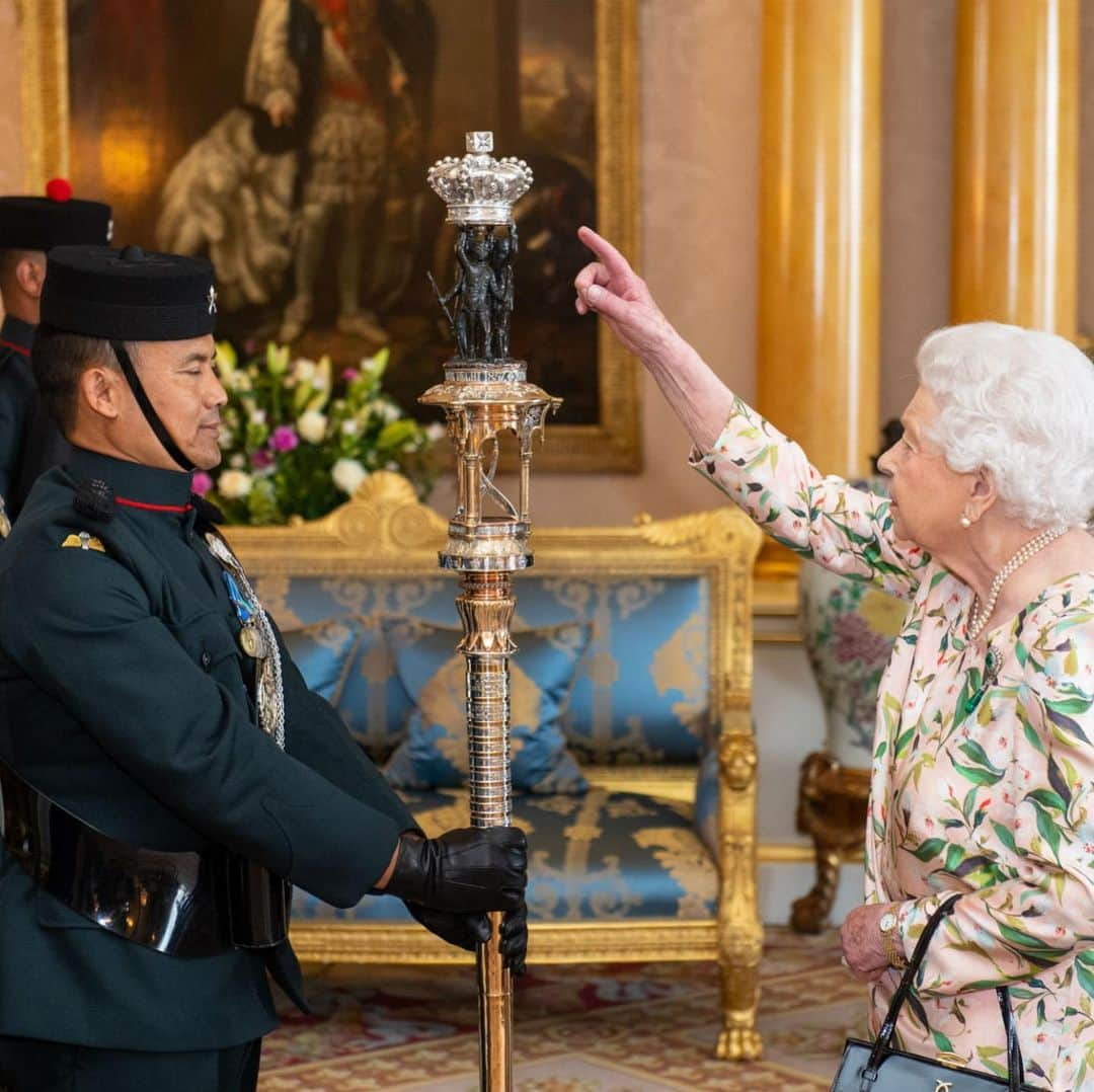 ロイヤル・ファミリーさんのインスタグラム写真 - (ロイヤル・ファミリーInstagram)「Yesterday, The Queen inspected the ceremonial "staff" that is carried by the Royal Gurkha Rifles regiment, during an audience at Buckingham Palace.  The "staff" is 6 feet high and made of bronze and silver. Like a Sovereign’s "Colour" (a certain type of flag) it is greeted with a Royal salute when it appears or is marched off parade.  The Queen held the audience to mark the 25th Anniversary of the formation of The Royal Gurkha Rifles regiment.  @officialtheroyalgurkharifles」7月17日 18時54分 - theroyalfamily