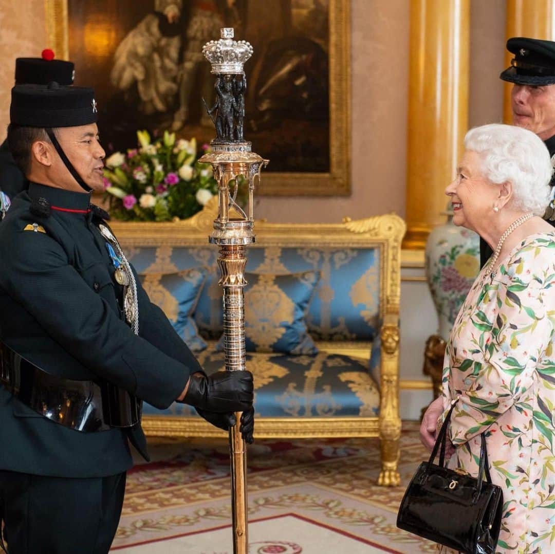 ロイヤル・ファミリーさんのインスタグラム写真 - (ロイヤル・ファミリーInstagram)「Yesterday, The Queen inspected the ceremonial "staff" that is carried by the Royal Gurkha Rifles regiment, during an audience at Buckingham Palace.  The "staff" is 6 feet high and made of bronze and silver. Like a Sovereign’s "Colour" (a certain type of flag) it is greeted with a Royal salute when it appears or is marched off parade.  The Queen held the audience to mark the 25th Anniversary of the formation of The Royal Gurkha Rifles regiment.  @officialtheroyalgurkharifles」7月17日 18時54分 - theroyalfamily