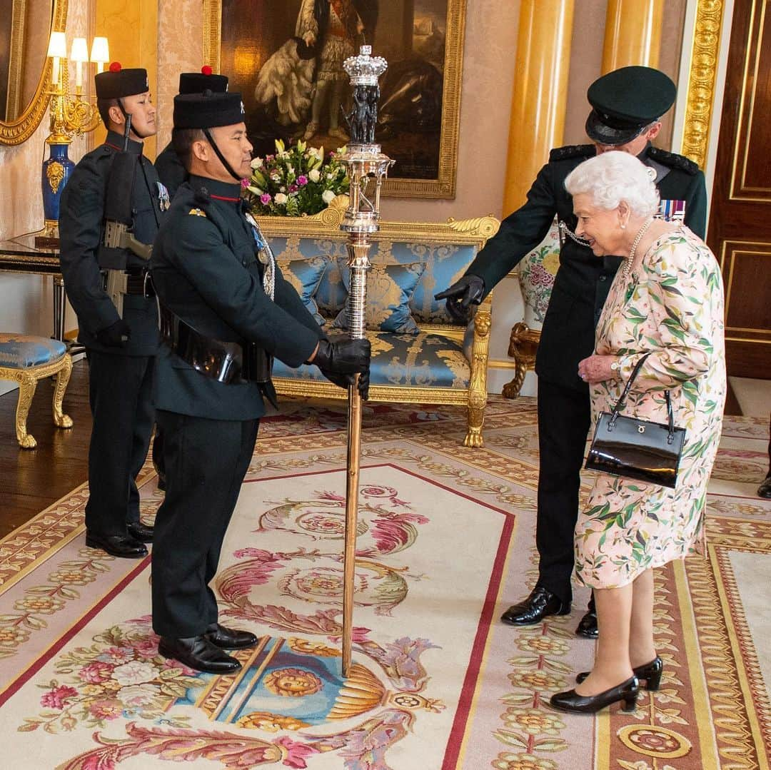 ロイヤル・ファミリーさんのインスタグラム写真 - (ロイヤル・ファミリーInstagram)「Yesterday, The Queen inspected the ceremonial "staff" that is carried by the Royal Gurkha Rifles regiment, during an audience at Buckingham Palace.  The "staff" is 6 feet high and made of bronze and silver. Like a Sovereign’s "Colour" (a certain type of flag) it is greeted with a Royal salute when it appears or is marched off parade.  The Queen held the audience to mark the 25th Anniversary of the formation of The Royal Gurkha Rifles regiment.  @officialtheroyalgurkharifles」7月17日 18時54分 - theroyalfamily