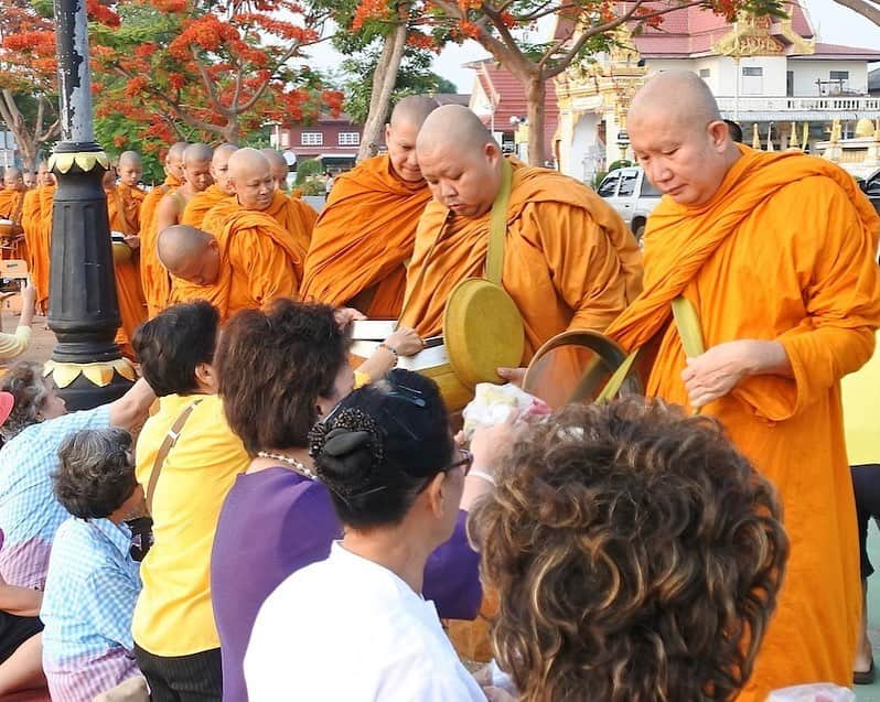 タイ国政府観光庁さんのインスタグラム写真 - (タイ国政府観光庁Instagram)「タイで癒しのローカルトリップを満喫しませんか❓﻿ ﻿ タイ国政府観光庁の公式サイトでは、タイ東北部・北イサーンに位置する「サコンナコン」と「ナコンパノム」の特集記事を公開中です✨﻿ ﻿ ベトナム文化が融合した食や建築物、デザイン性の高い藍染（クラーム染）工芸品、メコン川を体感できるアクティビティなど、観光地としての魅力をご紹介しています👍﻿ ﻿ 是非ご覧ください😊﻿ ﻿ 🔗特集記事はプロフィールのリンクから @AmazingThailandJP﻿ ﻿ #タイ #サコンナコン #ナコンパノム #タイ東北部  #イサーン #こんなタイ知らなかった #タイを知りつくす #タイ旅行 #タイ料理 #タイ料理大好き #タイ寺院 #お寺巡り #藍染め #旅好きな人と繋がりたい #旅行好きな人と繋がりたい #海外旅行 #thailand #sakonnakhon #nakhonphanom #thaifood  #amazingthailand #thailandtravel #thailandtrip #thai #thaistagram #lovethailand #gourmettraveller #localexperience #thainess」7月17日 18時54分 - amazingthailandjp