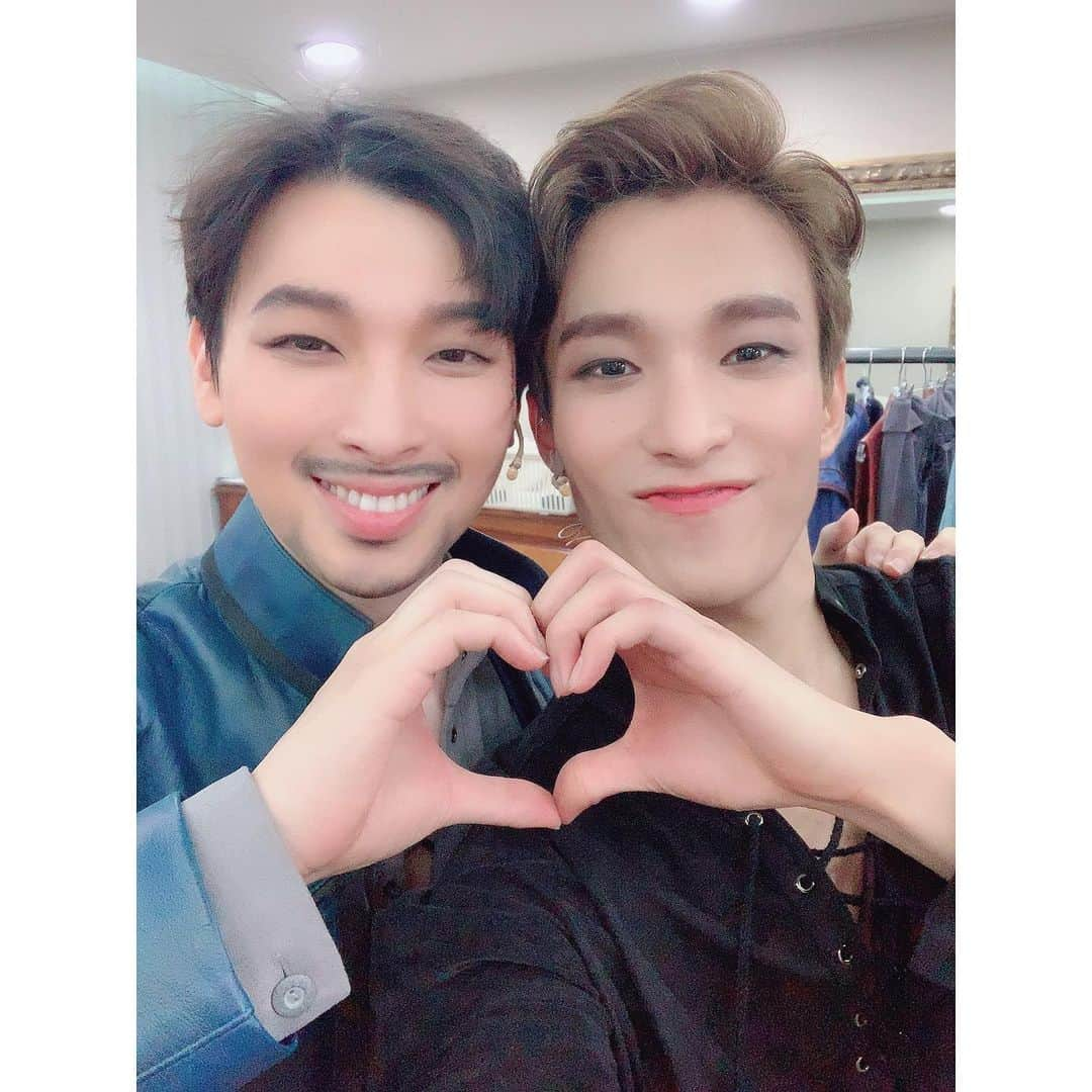 SEVENTEENさんのインスタグラム写真 - (SEVENTEENInstagram)「[17'S 도겸] 기다리고 기다리던.. 강현이형이랑 첫 공연..❣️ 형 너무 즐거웠어요~^_^ 감쟈합니당ㅎㅎ 앞으로 남은 공연도 잘해보겠습니다! 이도겸 파이팅! 박강현 파이팅! 엑스칼리버 파이팅!😉👊🏻」7月17日 18時58分 - saythename_17