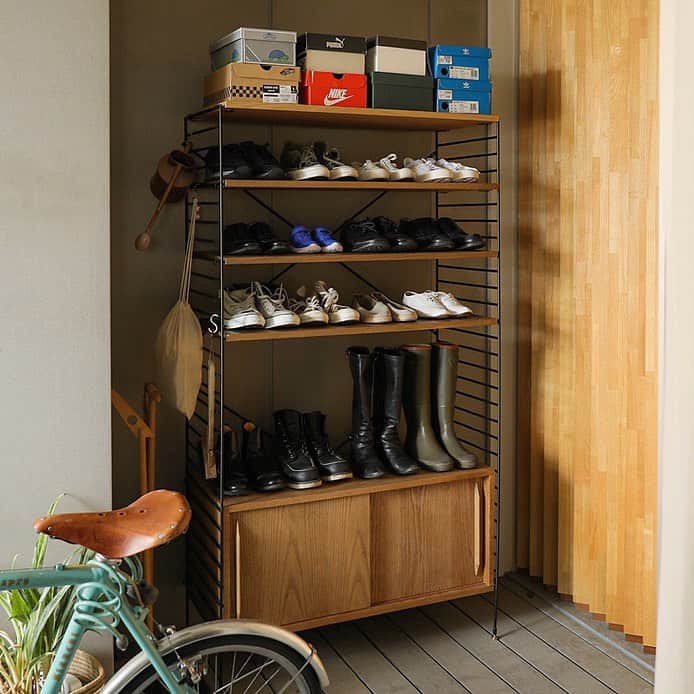Re:CENO（リセノ）さんのインスタグラム写真 - (Re:CENO（リセノ）Instagram)「・ ユニットシェルフ「R.U.S」に、 新作のおすすめセットが登場です！ ・ 今日は、その中から厳選して 玄関収納にぴったりなセットをご紹介します。 ・ オープンラックには、 お気に入りの靴をディスプレイ。 ・ 出掛ける時に履く靴を選んだり 取り出しやすくなるのも嬉しいポイント◎ ・ 棚の高さを変える事ができるので、 無駄なく使えますし、 板を追加することだって可能です。 ・ 一番下のキャビネットには、 隠しておきたいアイテムを。 ・ 細々としたものは、 見えないところに収納する事で、 ごちゃっと感を減らしてくれますよ◎ ・ #リセノ #receno #インテリア #インテリアコーディネート #interior #interiorstyling #furniture #ユニットシェルフ #unit #収納 #シェルフ #薄型シェルフ #収納家具 #ディスプレイ #収納棚 #ヴィンテージ #vintage #ナチュラルヴィンテージ #家具 #暮らし #暮らしを楽しむ」7月17日 18時59分 - receno.interior