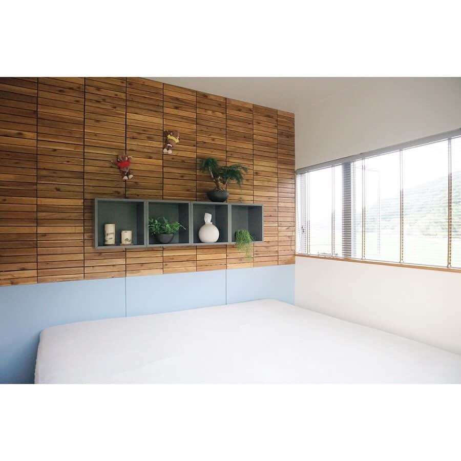 植物のある家さんのインスタグラム写真 - (植物のある家Instagram)「ー続.子供部屋ー . 子供部屋間の間仕切り壁が完成しました . 1枚目のpicはとりあえず完成した第2寝室 . もともと寝室で使っていたシングルベット2台を移動してきました とりあえず子供部屋が一人一部屋必要になるまで2階は寝室2つと子供部屋1つという感じ…… 今から3部屋に分かれて寝るよりはこの方がエコですよね . . . ■pic2枚目 今回、壁はリビングと同じ無垢のレッドシダーの羽目板を貼ろうと思っていたのですが……材料費だけでまぁまぁかかる… ということで、#イケア の #ルッネン を使うことにしました 本来はベランダなど外部の床に使う用のものなのですが、これを使うことによって材料費は半額以下になりました ※picは6ケースですが、実際は壁両面で9ケース使用しました . ■pic3枚目 壁の幅で振り分けて壁の両サイドにくるものは前もってカット 端からパチパチはめてビス固定していきます ※最初の1枚目の水平垂直が曲がってるとどんどん傾いていくのでご注意を . ■pic4枚目 ルッネンを並べていくと1枚あたり303mm 木の表からビスが見えないようにするために、ベースのプラスティック部分で固定していけるよう下地もそれに合わせていました ※ビスの頭がプラスティックより出てたり、逆に締め込み過ぎると次の1枚がはまらなくなるので要注意 . ■pic5枚目 ルッネンの取付はこれで完了 1枚あたり2箇所ずつは下地にビス固定してパチっとはめてるので、基本的には落ちないはずですが、通常の用途とは違いますので、やってみる方は自己責任でお願いしますね！笑笑 . ■pic6枚目 全面、木にすると少し重たくなっちゃうので、足元1/3程度はカラーパネルにしました 最初はいつも通り黒にしようと思ったのですが、子供部屋だし、飽きたら変えればいいし……ってことで、今回は水色にしてみました この材料はメラミンといって通常は家具などに使われる材料ですが、表面が強く掃除もしやすいので採用しました 私は職業柄…材料が手に入りやすいのですが……DIYでするには手に入りにくく、加工もしにくい材料ではあるので、実際DIYでするなら塗装ぐらいが簡単でいいかもしれないです…… 最後に巾木を取り付けて完了！ . ■pic7枚目 壁の反対面も同仕様で完成！ 部屋を分けるまではここに机を2台並べようと思ってます その様子はまた次回に…… . . . あっ！ 壁に取り付けてる箱もイケアの #エケート というものです 色や仕様も色々あるのでいろんな組み合わせができますよ . #おさるのジョージのディスプレイ案は子供達 #もう少し濃い水色でも良かったな… . . #子供部屋 #DIY #子供部屋DIY #間仕切り壁 #間仕切り壁DIY #ニッセン #脚付きマットレス  #ベット #注文住宅 #家 #部屋 #マイホーム #新築 #内装 #インテリア #ブラインド #植物のある暮らし  #観葉植物 #観葉植物インテリア  #キャンドル #おさるのジョージ  #寝室 #IKEA #interior #plusoneline_続子供部屋」7月17日 18時59分 - plusoneline