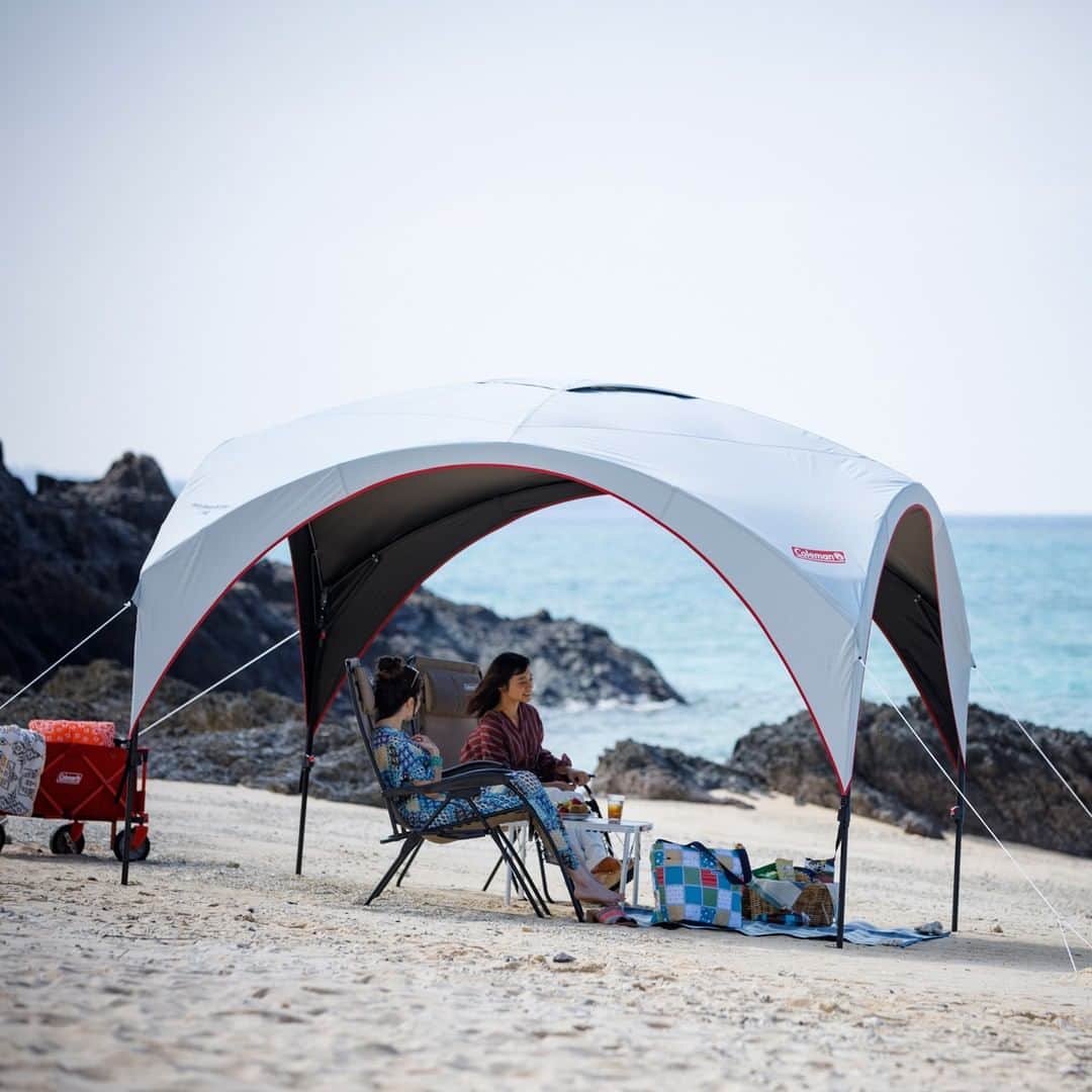 Coleman Japanのインスタグラム：「＼☀️夏本番が待ち遠しい！ ／ 強い日差しが気になる季節でも、「ダークルーム™テクノロジー」搭載で日光を90％ブロック！自立式オープンシェードなら、解放感バツグン・涼しい空間でのアウトドアが可能に！」