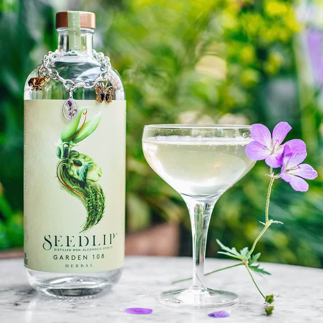 リンクスオブロンドンのインスタグラム：「Links summer events are here: Join us tomorrow at Links in Covent Garden: 5–7.30pm to experience the world of our upcoming Wildlife Charms collection, @seedlipdrinks cocktails, personal astrology readings by @nymphofneptune and more. Book now via link in bio.  #LinksofLondon #LinksSummerEvents」