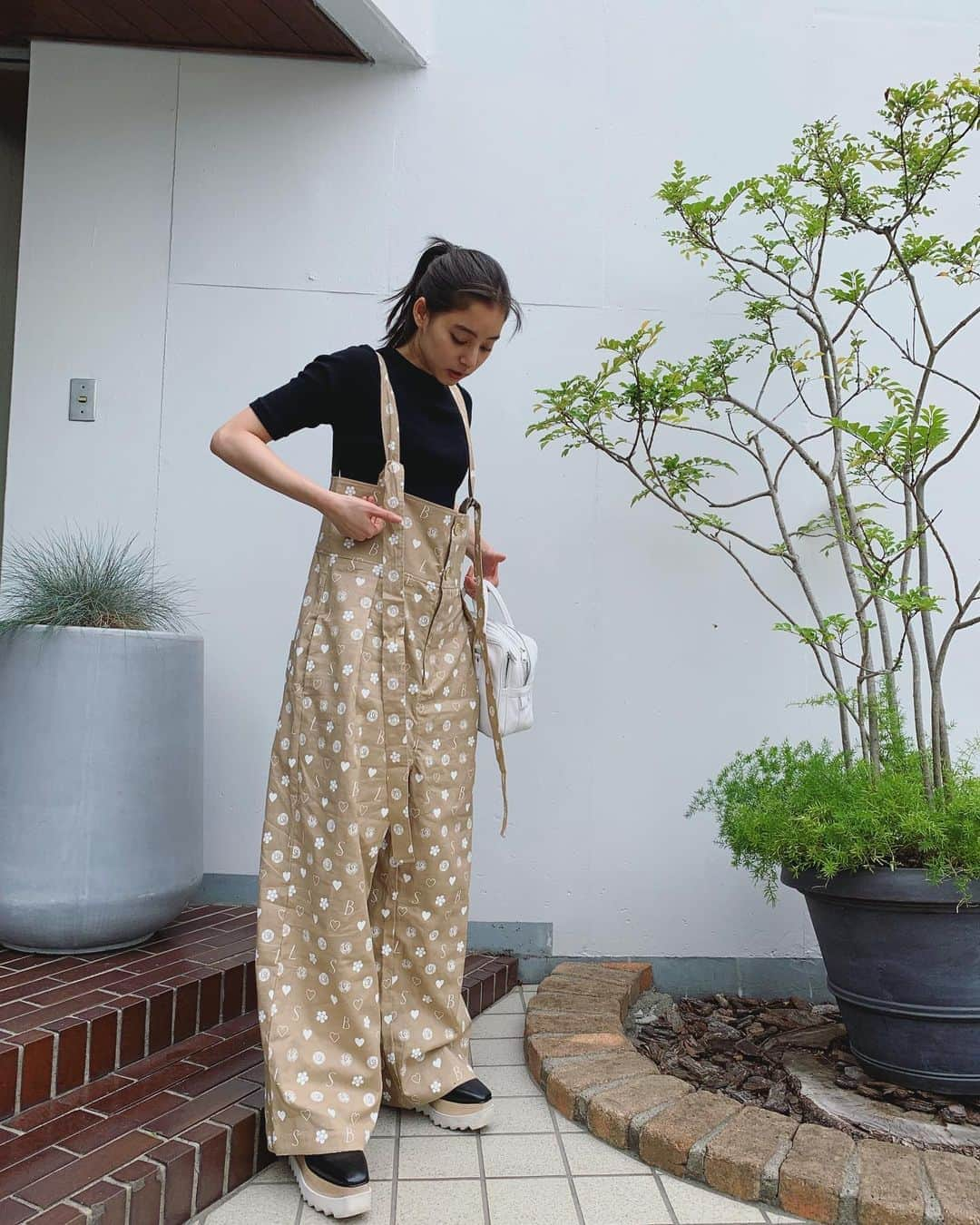 新木優子さんのインスタグラム写真 - (新木優子Instagram)「いつかの私服  tops : @auralee_tokyo  salopette : @littlesunnybiteyoppy  shoes : @stellamccartney  bag : @commedesgarcons」7月17日 19時02分 - yuuuuukko_