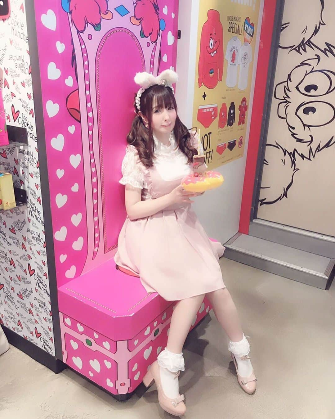 伊藤芽衣さんのインスタグラム写真 - (伊藤芽衣Instagram)「咲姫ちゃんとCookie Time原宿店（ @cookietime.jp ）﻿ に行ったときのお写真つづき…♡﻿ ﻿ 新商品のフローズンミルクボトルと﻿ クッキーをいただきました🍪🎀 ﻿ かわいくておいしくて甘い時間でした♡﻿ ﻿ 駅近なのに穴場な﻿ ほんとにかわいいお店♡♡♡ ﻿ ﻿ #cookietime #cookietimejp #クッキータイム﻿ #クッキータイム原宿 #cookie #クッキー﻿ #原宿カフェ #kawaii #カフェ巡り﻿ #スイーツ部 #スイーツ女子 #ミルクボトル #harajuku #シークレットハニー ﻿ #シーハニ #seacrethoney #ガーリーコーデ #lolitafashion #ロリータファッション﻿ #ツインテール #ツインテールアレンジ﻿ #うさみみ」7月17日 19時03分 - itoumei