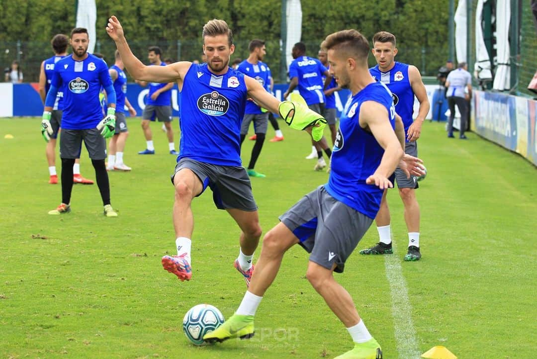 デポルティーボ・ラ・コルーニャさんのインスタグラム写真 - (デポルティーボ・ラ・コルーニャInstagram)「Primer entrenamiento de  Koke Vegas en el Deportivo, esta mañana en Abegondo  Koke Vegas, último fichaje del #Dépor, fue la novedad en el entrenamiento de esta mañana en #Abegondo que, con puntualidad británica, arrancó a las 10:00 horas.  El nuevo guardameta blanquiazul se entrenó con sus compañeros en su primera toma de contacto. La sesión arrancó con balón, con calentamiento, rondos y un ejercicio de posesión; y concluyó con un ejercicio físico de carrera, habitual durante las pretemporadas, momento en el que Koke Vegas, al igual que Dani Giménez, Álex Cobo y Viorel Boian, pasó a trabajar con Yván Castillo, preparador de porteros.  Se entrenaron con el readaptador Fran Molano, tal y como estaba previsto: Michele Somma y David Simón.  Por la tarde, #osnosos regresan al césped a partir de las 18:30 horas.」7月17日 19時04分 - rcdeportivo