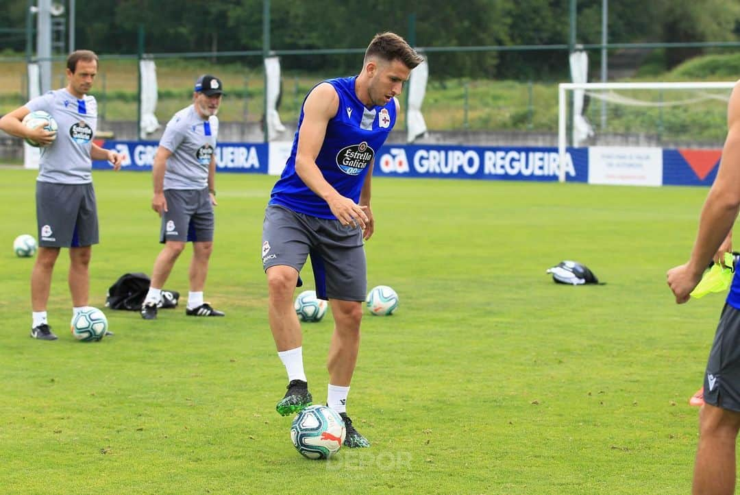 デポルティーボ・ラ・コルーニャさんのインスタグラム写真 - (デポルティーボ・ラ・コルーニャInstagram)「Primer entrenamiento de  Koke Vegas en el Deportivo, esta mañana en Abegondo  Koke Vegas, último fichaje del #Dépor, fue la novedad en el entrenamiento de esta mañana en #Abegondo que, con puntualidad británica, arrancó a las 10:00 horas.  El nuevo guardameta blanquiazul se entrenó con sus compañeros en su primera toma de contacto. La sesión arrancó con balón, con calentamiento, rondos y un ejercicio de posesión; y concluyó con un ejercicio físico de carrera, habitual durante las pretemporadas, momento en el que Koke Vegas, al igual que Dani Giménez, Álex Cobo y Viorel Boian, pasó a trabajar con Yván Castillo, preparador de porteros.  Se entrenaron con el readaptador Fran Molano, tal y como estaba previsto: Michele Somma y David Simón.  Por la tarde, #osnosos regresan al césped a partir de las 18:30 horas.」7月17日 19時04分 - rcdeportivo