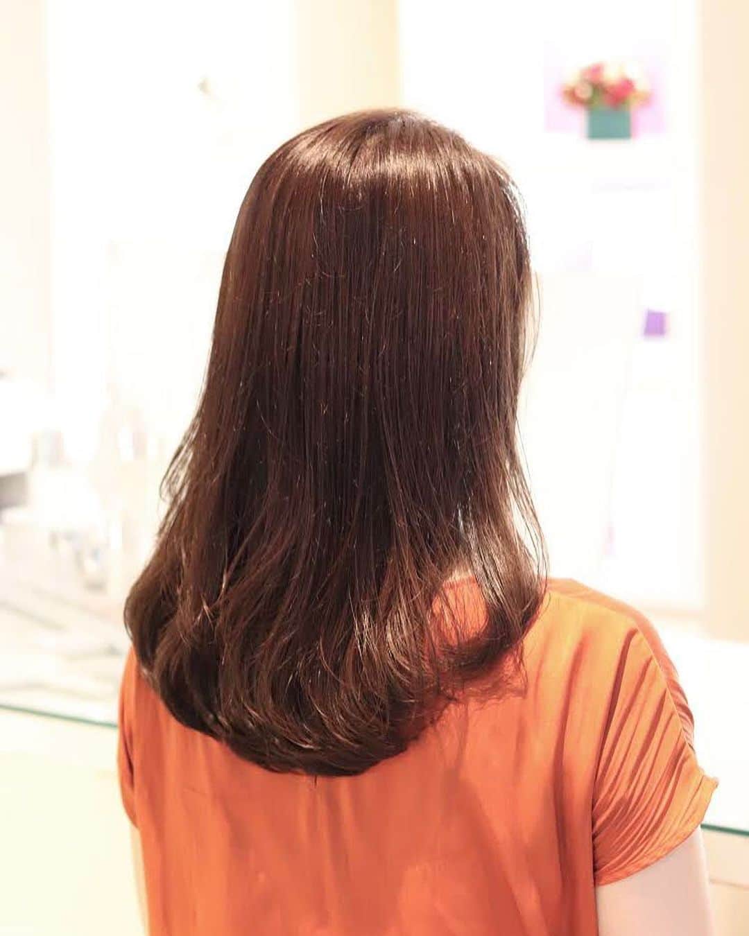 小野恵美のインスタグラム：「昨日、AgeeGardenの三井さん @kodaimitsui にお願いしてヘアメンテナンス✨ 髪が綺麗だと気分上がります♫😆💕 ・ 傷んだ毛先を5cmカットして、色は1トーン落ち着かせたベージュカラー✂︎ トリートメント中は気持ちよくて寝てました😪笑 #ヘアメンテナンス #美容院 #ヘアサロン #恵比寿 #hair #髪型 #haircolor #haircut #でこ #ageegarden」