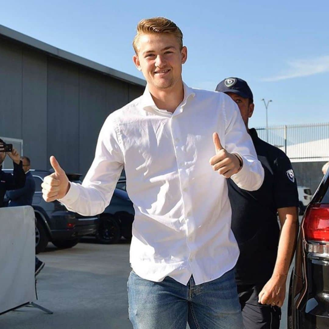 ポール・ポグバさんのインスタグラム写真 - (ポール・ポグバInstagram)「@mdeligt_ sto sostenendo le visite mediche al JMedical. Ufficiale il suo acquisto dall’#Ajax per 70 milioni più 5 di bonus! ✍️🔥 Diventerà il centrale più forte di sempre❓  #Juve #DeLigt  Swipe 👉 to see the VIDEO」7月17日 19時10分 - juvefanpage