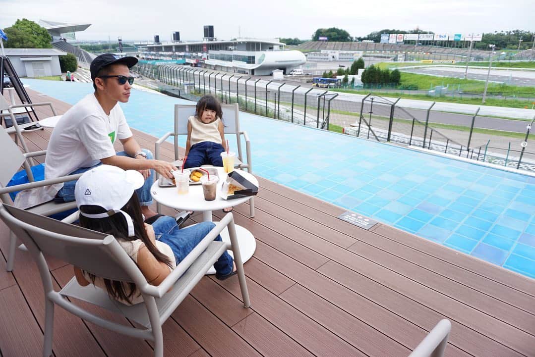mocchiのインスタグラム：「＊＊＊＊＊ ＊＊＊＊ こないだモートピア様にご招待頂いて鈴鹿サーキットへ行ってきたよ♡ ・ 新しくオープンしたGRANVIEW！ オシャレなカフェで目の前がサーキット場になってたー！！ ・ ・ 初めてサーキット見たんだけど、地面スレスレのレースが見れて子供たちもめっちゃ興奮してたー😳 ・ ・ 遊園地も水のアトラクションとかやってて 小春はびしょ濡れになって何回もアトラクション乗ってたよー♡ ・ 水着のままプールと遊園地を行き来出来るから 1日あっても遊び足りなかった😂 ・ ・ また天気がいい時に行きたいなー🌞 ・ ・ ・ #モートピアママ部 #アドベンチャーリバー #GRANVIEW #モートピアママ部 #鈴鹿サーキット #PR」