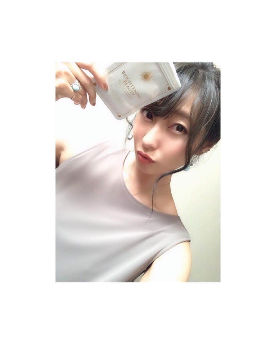 のインスタグラム：「・ ・ ・ 最近始めた ［飲む日焼け止めサプリメント］の ❥︎･•ブライトニングビューティー @brightening_beauty_offcial よく日焼け止め塗って 肌が荒れてしまったり 痒くなったりしてた私には嬉しいアイテム！ Amazonでもレビュー高評価で かなり売れてるそうで 期待値高めฅˆ•ﻌ•ˆฅ♬︎*゜ 効果効能も 日焼け止め、シミなどの抑制 肌トラブルの解消 となっているので 最近肌トラブルけっこうあったから 早く効果出ないかなぁって楽しみ♡ お出かけ前の朝に一錠飲むだけでいいから 楽なのも良し(๑❛︎ڡ❛︎๑)☆︎ また飲み続けてどんな感じか 経過レポもしたいと思います(๑･㉨･๑) ・ ・ #BrighteningBeauty  #ブライトニングビューティー  #飲む日焼け止め #日焼け止めサプリ  #美白 #美肌 #美容  #ブライトニングパイン #日焼け対策  #美意識 #アラサー  #swipeleft #followme」