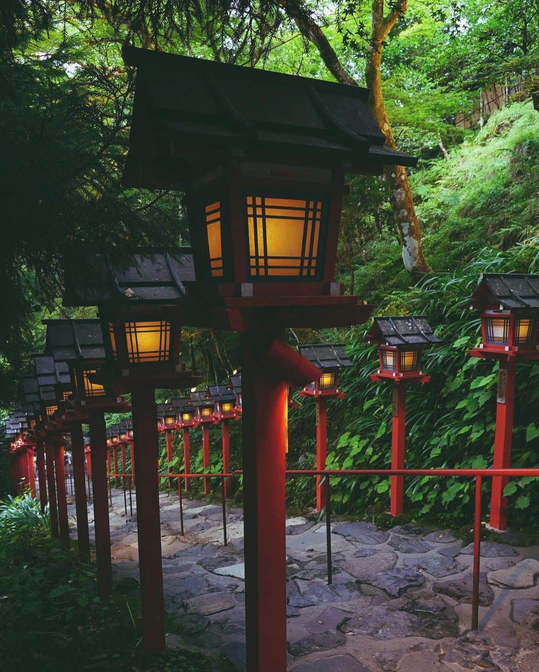 masayaさんのインスタグラム写真 - (masayaInstagram)「貴船神社 Kifune Shrine Kyoto 19:00 貴船神社は4回目、過去は全て秋だったので、 夏の貴船神社は新鮮。緑かきれいでした。 #kyoto #京都 #貴船神社 #kifune #japan」7月17日 19時23分 - moonlightice