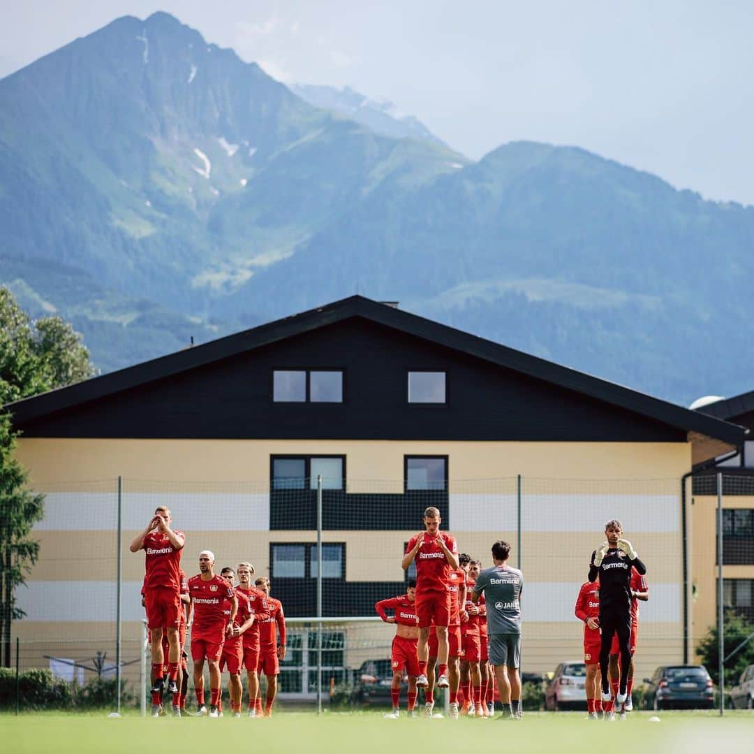 バイエル・レバークーゼンさんのインスタグラム写真 - (バイエル・レバークーゼンInstagram)「Working out with a view 🏋️‍♂️ 🏔 #StärkeBayer  #B04inAustria 🇦🇹」7月17日 19時21分 - bayer04fussball