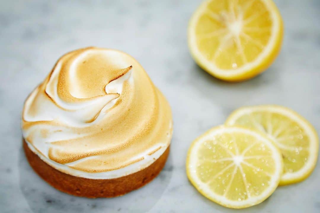 TYSONS&COMPANYさんのインスタグラム写真 - (TYSONS&COMPANYInstagram)「. 【Meyer Lemon Fair 2019】  Lily Cakesではこの時期にぴったりのシトロンをご用意。 酸味の効いたレモンクリームとふんわり甘いメレンゲをたっぷりと。 . #天王洲 #品川 #リリーケイクス#ケーキ #レモン #レモンスイーツ #カフェ #パティシエ #タイソンズアンドカンパニー #lilycakes #cakeshop #cake #tennoz #shinagawa #tyharbor #tysonsandcompany #madeintokyo #tokyo」7月17日 19時31分 - tysonsandcompany