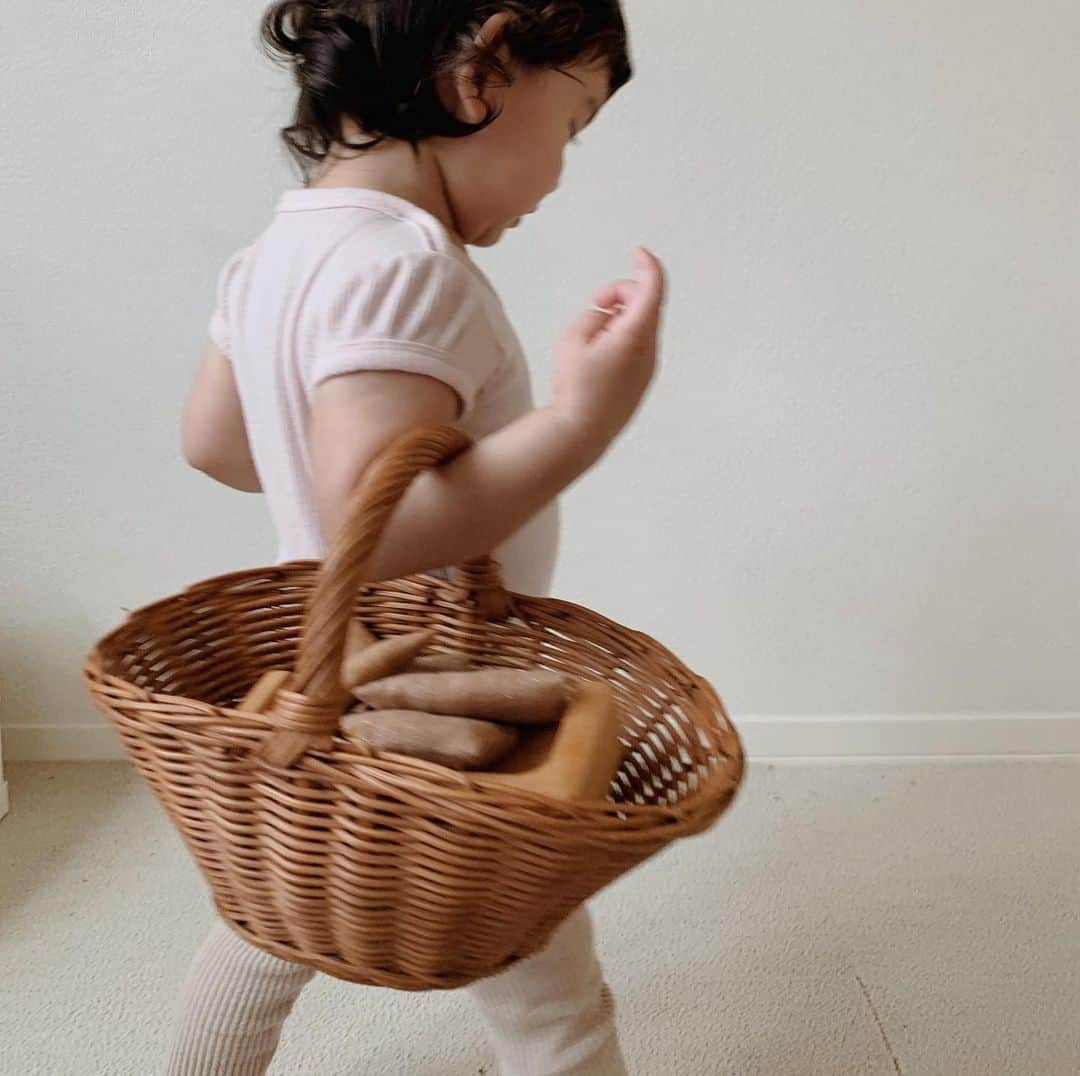 菅谷梨沙子さんのインスタグラム写真 - (菅谷梨沙子Instagram)「最近カゴバッグにおもちゃをいれてお部屋の中を歩き回っている娘🧺 でも気がつくと中に入ってたもの全部出して頭に被って落ちないようにソッと歩くという謎の遊び？もしています。笑 . . #1歳4ヶ月#女の子」7月17日 19時24分 - risako_sugaya