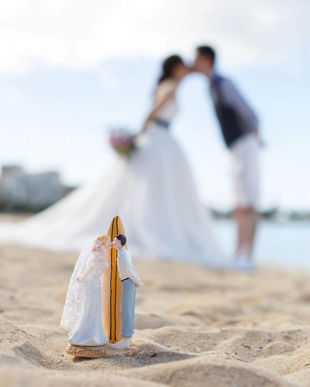 ファーストウエディング公式 ハワイウエディングさんのインスタグラム写真 - (ファーストウエディング公式 ハワイウエディングInstagram)「「#アラモアナビーチ」で小物を使ってのビーチ撮影（＾_＾）♪♪ケーキトッパーと同じポーズをするこのショット可愛いですよね❤️+*° _ Produce: @firstwedding  Photo: @tkakz  Make:@yukari_sakai_weddinghairmake」7月17日 19時25分 - firstwedding