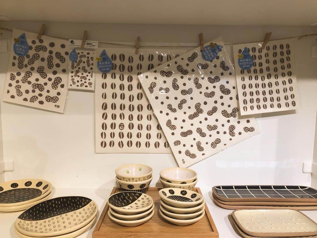 ecomfort（エコンフォート）さんのインスタグラム写真 - (ecomfort（エコンフォート）Instagram)「#本日のサステイナブル商品 #やちむん  #十鶴  やちむんとは、沖縄の方言で焼き物のこと 長年の伝統が受け継がれている民芸品で、日常的に利用できる食器は沖縄旅行のお土産としても人気です！ ecomfort Houseではここにしかない焼き物をいくつかご用意しております デザイナーはコーヒー豆や落花生などが人気の工房 十鶴さん 優しくもあり、ほっこりするデザインを生活に取り入れてみるのはいかがでしょうか？ #ecomforthouse🏠  宮下織絵  #ecomfort  #雑貨 #北欧デザイン #雑貨 #エコンフォート #エコンフォートハウス #表参道 #明治神宮前 #青山 #ファンブリック #テキスタイル #ナチュラル #自然な暮らしを作る #今日の買い物が未来をかえる  #サスティナブル  #デザイン  #サステイナブルのすすめ」7月17日 19時30分 - ecomfort_eoct