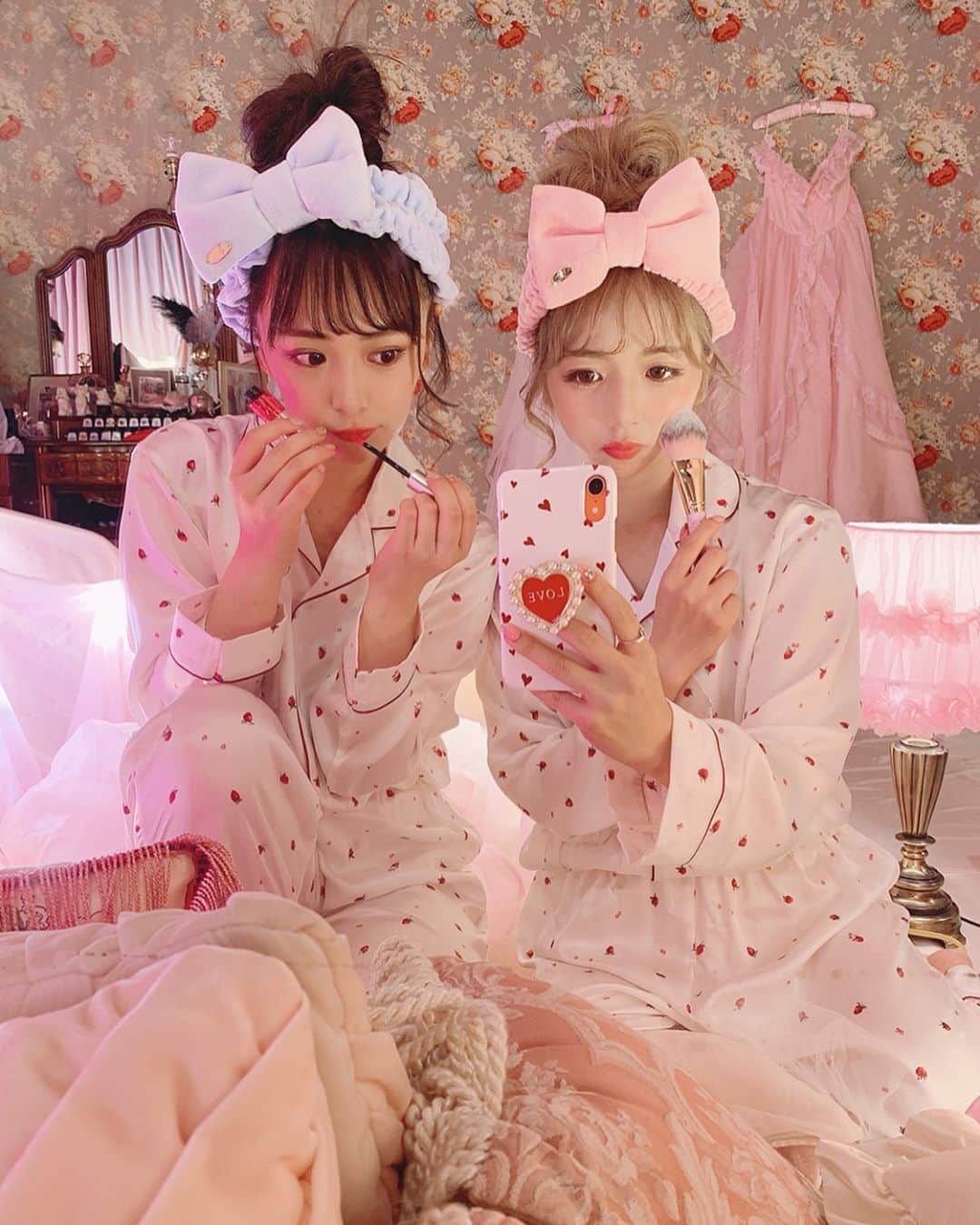 エリンコさんのインスタグラム写真 - (エリンコInstagram)「🎀🛌🎀 . . テーマお泊りパジャマパーティー💞💞💞 . 女の子ってメイクしたり💄 . ヘアアレンジしあったり . 恋愛トークして盛り上がったり . ドキドキして楽しいこといっぱいあるよね💖 . ルームウェアについてはまたお知らせするねー💞💞💞 . #shooting #女子会 #ルームウェア #ladurée#laduree#ラデュレ#ナルエー#roomwear#パジャマ #roomwear #laduree #narue #お揃い #双子コーデ #パジャマパーティー #パジャマ」7月17日 19時40分 - erinko0315