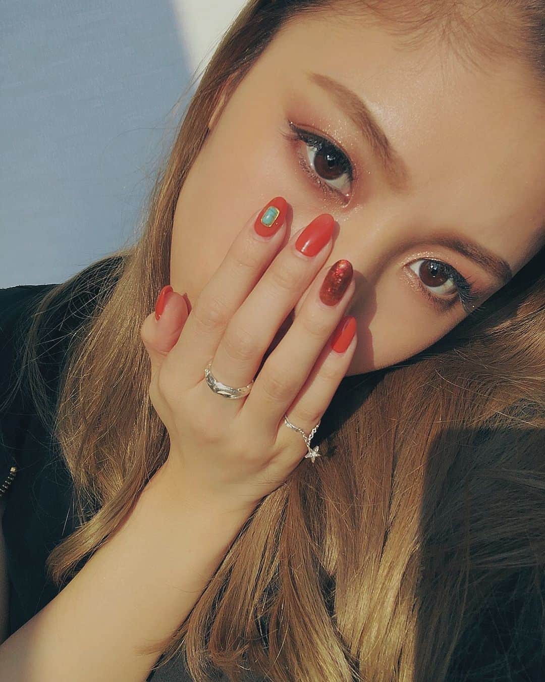 honoka のインスタグラム：「ネイルみてもらいたくて撮ったんやけど 中2病ポーズみたいになってしもた🤭💕笑 まんじまんじー笑笑  #オレンジネイル🧡」