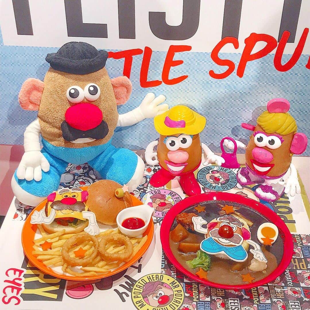 のインスタグラム：「❤︎ . 可愛いからもう1投稿🍟 2枚目は動画🤣🤣 . こうやって自分で顔制作 w 好きな位置に置くんだ❤️❤️❤️ . 渋谷モディ7Fにある ミスターポテトヘッドカフェ☕️ ( 28日までの限定カフェ ) . 1アイテム注文でランダムに シートとコースターが貰えるヨ❤️ . 写真撮る時かわいいアイテムが無い💦 な〜んて心配はご無用っっ おもちゃは借りれるんだよ❤️❤️ . もちろん人形も🤣 . 早くトイ・ストーリー4 観たいいいいいいい . . #トイストーリー4 #ポテトヘッド #ミスターポテトヘッド #トイストーリー #ディズニー #映画 #モディ #渋谷カフェ #渋谷 #カフェ巡り #原宿カフェ #スイーツパラダイス #スイパラ #toystory #disney #tdl #tds #l4l」
