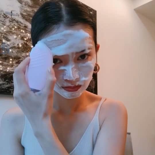 のインスタグラム：「@foreo_jp の洗顔ブラシ#LUNA2 を使って 洗顔すると毛穴の汚れがしっかり取れて 肌の透明感が上がる感じ！！ マッサージするように洗顔していくと 気持ち良くてずっとくるくるしてしまう。 スキンケアする前に毛穴の汚れを落とすのは かなり大事な事なので 秒で食いついた一品。 . #スウェーデン発🇸🇪#FOREO #FOREO_Japan #すっぴん #スキンケア #クレンジング #ルナ2 #pr」
