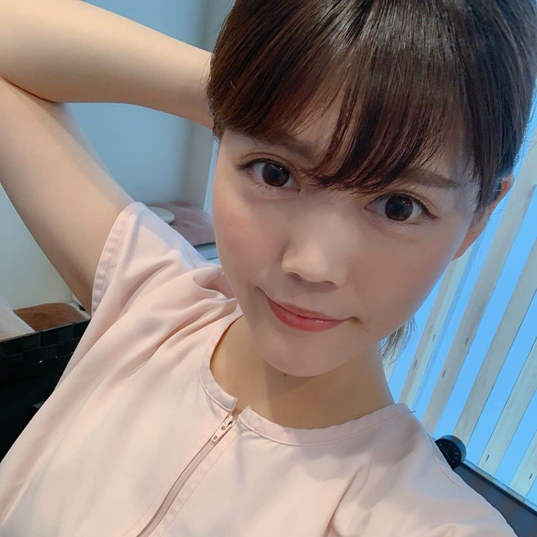 上坂由莉さんのインスタグラム写真 - (上坂由莉Instagram)「﻿ ﻿﻿ 昨日は月１のメンテナンスで鍼へ👩✨﻿﻿ 身体診てもらった瞬間、ん？疲れてますか？て﻿﻿ すぐに見抜かれてしまいましたー😅👏﻿﻿ ﻿﻿ ﻿﻿ 昨日は脈診てもらって﻿弱ってる﻿ 内臓のツボに打ってもらったよ💓﻿﻿ 首や肩周りはいつも通りに👏﻿﻿ お顔の鍼は本当いつもまぶた無いんちゃうかな﻿﻿ て思うくらい軽くて目が開く開く👁✨﻿﻿ ﻿ ﻿ Before＆After 写真やと正面から凹凸がなくなるし﻿ わかりづらいですが、横向きのフェイスラインが﻿ すんごいスッキリしてる〜👩✨﻿ ﻿﻿ ﻿﻿ 頭もびっくらなくらいカチカチやっまのに﻿ 顔の血色が良かった事は奇跡✨﻿﻿小顔矯正も気持ちよくて くすむ前にメンテナンス行けてよかった😭❤️﻿﻿ 来月もバタバタが続くので8月の鍼は２回に増やすよ🤗﻿﻿ ﻿﻿ ﻿﻿ 明日は久しぶりに完全オフDAY👩🌷﻿﻿ 楽しみが待ってるっ☺️﻿﻿ 満月の今日は自分の癒しに努めます🌕✨﻿ @sbc.tokyo﻿ ﻿ #世田谷ビューティークリニーク #鍼灸治療院 #鍼灸 #美容鍼﻿ #池尻大橋 #世田谷 #美容 #小顔矯正」7月17日 19時36分 - yuri_yoga.727