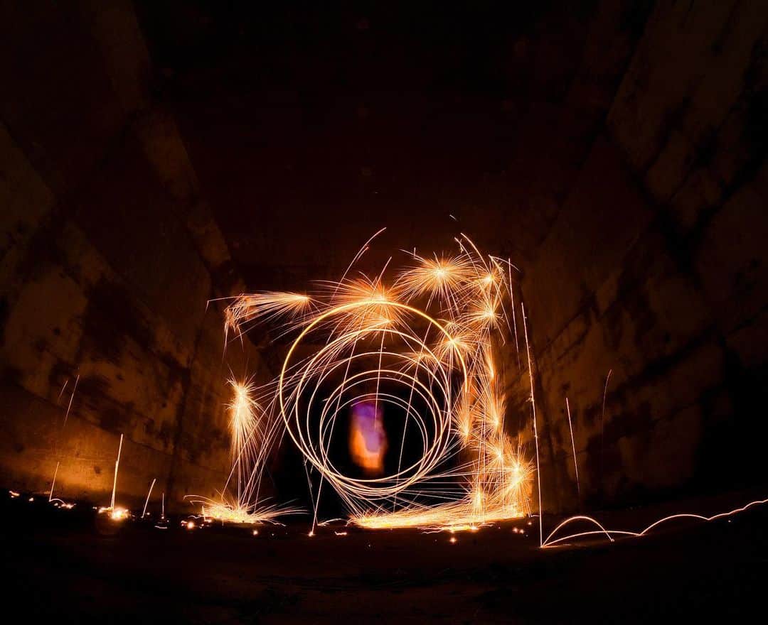 のインスタグラム：「暗いトンネルを #スチールウールスピニング で照らす @i_k_k_i_ 💫🔥 #GoProテク : スチールウールスピニングは普通に写真を撮っても少し火花が見えるくらい。ナイトフォトモードでシャッタースピードを下げ (5〜10秒ほど）、光を出来るだけ長く取り込む事により炎の軌跡をとらえることができて迫力ある一枚になる 👍 ・ ・ ・ #GoPro #GoProJP #GoProのある生活 #花火 #SteelWoolSpinning」