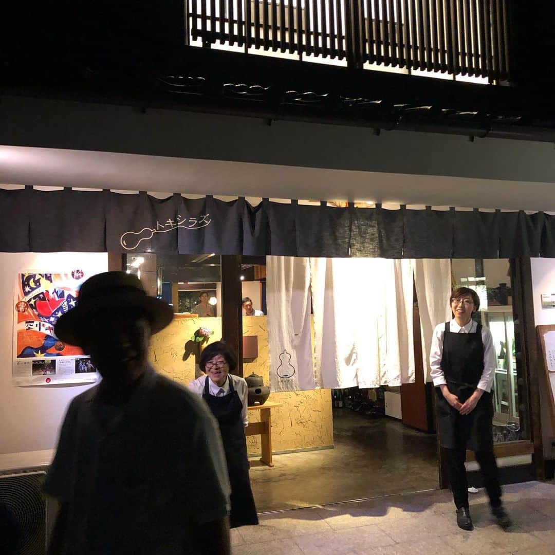 野宮真貴さんのインスタグラム写真 - (野宮真貴Instagram)「東京は夜の七時♪  松本の思い出。 今回のホテルは、ライヴ会場である「喫茶山雅」から徒歩１分、松本城から徒歩５分の“松本ホテル花月”。民藝の街 松本ならではの落ち着きのある佇まい。とても快適でした〜。 大盛況の１部のライヴを終え、２部に向けての腹ごしらえは「やっぱり蕎麦でしょ！」ということで、四柱神社内のこばやし本店へ。この時期だけの信州ワイナリーの日本酒も頂く美味しく頂きました。 おかげで2部のライヴも更に盛り上がり、終演後はバンドのメンバー、DJ、松本山雅FC反町監督とスタッフみんなで“トキシラズ”で打ち上げ！鶏鍋美味しゅうございました。みなさんと楽しくおしゃべりをして松本の夜は更けてゆくのでした。 私は、次の日はゆっくりできるので、地元情報を色々仕入れて、まき散歩へ。つづく… #東京は夜の七時 #松本の思い出 #benditmatsumoto #喫茶山雅 #松本山雅FC #ガンズくん #松本ホテル花月 #こばやし本店 #トキシラズ #カジヒデキ #野宮真貴 #missmakinomiya」7月17日 19時37分 - missmakinomiya