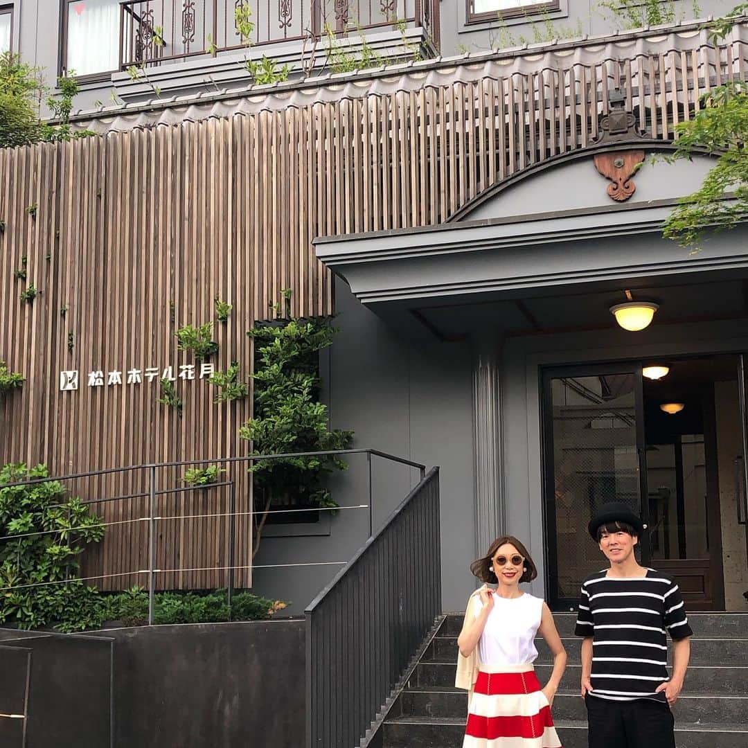 野宮真貴さんのインスタグラム写真 - (野宮真貴Instagram)「東京は夜の七時♪  松本の思い出。 今回のホテルは、ライヴ会場である「喫茶山雅」から徒歩１分、松本城から徒歩５分の“松本ホテル花月”。民藝の街 松本ならではの落ち着きのある佇まい。とても快適でした〜。 大盛況の１部のライヴを終え、２部に向けての腹ごしらえは「やっぱり蕎麦でしょ！」ということで、四柱神社内のこばやし本店へ。この時期だけの信州ワイナリーの日本酒も頂く美味しく頂きました。 おかげで2部のライヴも更に盛り上がり、終演後はバンドのメンバー、DJ、松本山雅FC反町監督とスタッフみんなで“トキシラズ”で打ち上げ！鶏鍋美味しゅうございました。みなさんと楽しくおしゃべりをして松本の夜は更けてゆくのでした。 私は、次の日はゆっくりできるので、地元情報を色々仕入れて、まき散歩へ。つづく… #東京は夜の七時 #松本の思い出 #benditmatsumoto #喫茶山雅 #松本山雅FC #ガンズくん #松本ホテル花月 #こばやし本店 #トキシラズ #カジヒデキ #野宮真貴 #missmakinomiya」7月17日 19時37分 - missmakinomiya