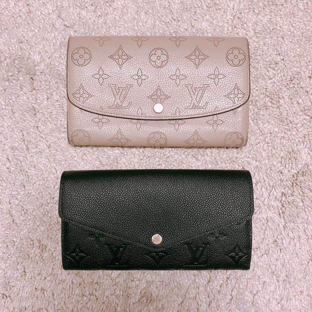 西口理恵子さんのインスタグラム写真 - (西口理恵子Instagram)「３年半愛用したお財布を買い替え。 上が今まで使ったお財布、 下が新しいお財布。 同じブランド、ほぼ同じ形です。 . 少し変わったのが、２枚目の隙間がなくなったこと。 この少しの進化が、とても嬉しい😂 . 何が嬉しいかと言うと、３枚目のように 小銭のチャックを開けたままでOKになったから。 隙間がほぼないので、ホックを留めれば小銭が落ちることがありません。 さっと小銭を出せて、とても便利！ . . ▫️▫️▫️▫️▫️▫️▫️▫️▫️ . ＼１日で資格取得、約100%合格！／ ....＼片付け苦手な方。男性もOK／ 【  整理収納アドバイザー２級認定講座 】 9/08（日）◆グランフロント大阪◆残席30/定員36 ↑数少ない【日曜開催】です。 お早めにお申し込みくださいませ😊 . ▫️▫️▫️▫️▫️▫️▫️▫️▫️ . 西口理恵子のセミナー詳細→@rieko_nishiguchi . 〜〜〜〜〜〜〜〜〜〜〜〜〜〜〜 . #西口理恵子 #美人収納 #美しい人生 #整理収納アドバイザー #美人 #収納 #整理 #整頓 #片付け #ビフォーアフター #グランフロント #シンプルライフ #インテリアコーディネーター #インテリア #simplelife #整理収納アドバイザー２級認定講座 #organizer #organize #storage #stue #hygge #芦屋 #関西 #神戸 #大阪 #西宮 #simple #cute #beautiful」7月17日 19時39分 - rieko_nishiguchi