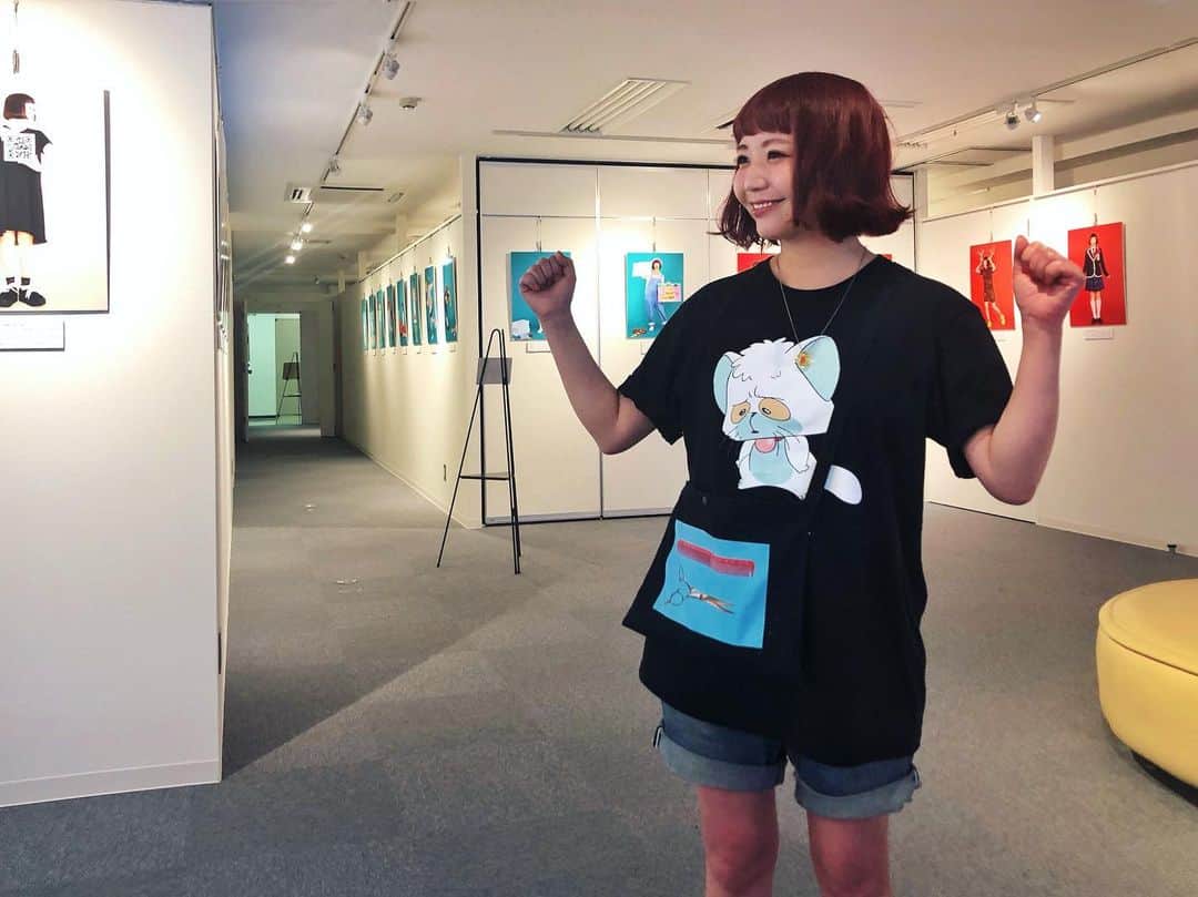 小鳥遊しほのインスタグラム：「1年かけて3都市まわった写真展がついにおーわり！最終日は最終日らしい盛り上がりでした。うーむ感慨深い。 . . クリィミーマミ×アンダーカバーのおTシャツと私の表情のギャップよ。しょげ顔かわいい。 . . さて、写真展は終わるけどこれからも私はすくすく成長していくのでどうぞよろしくお願いしますね。みんな好きです。 . #すくすく成長しまし展 #名古屋 #写真展 #アンダーカバー #クリィミーマミ #undercover #nagoya」