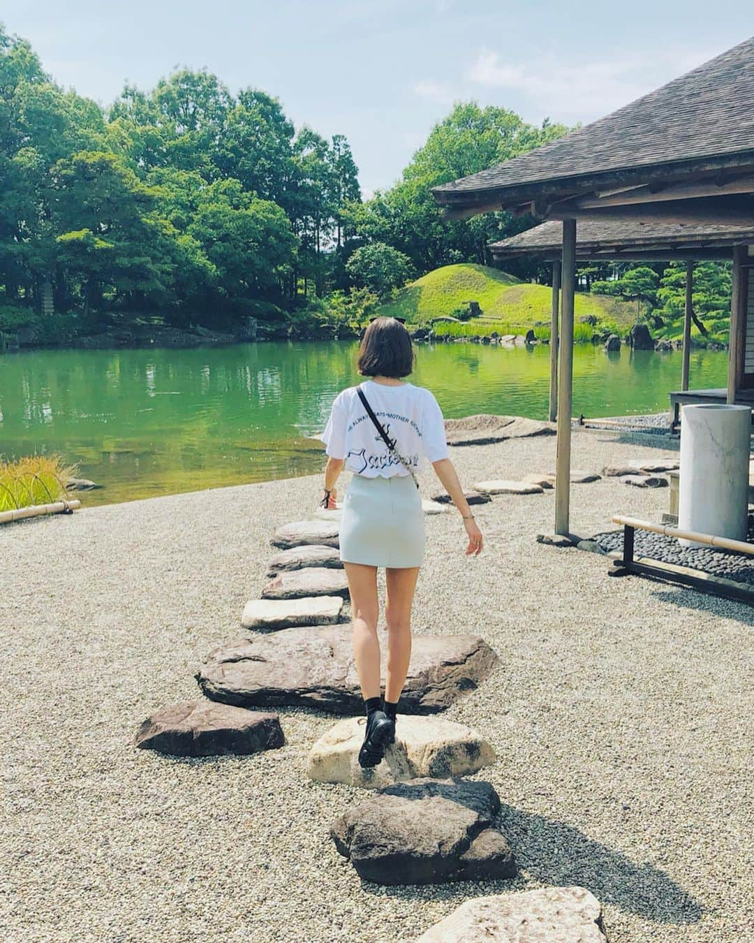 エリーローズさんのインスタグラム写真 - (エリーローズInstagram)「日本庭園で深呼吸 🌿🍃🎍🍵🎋🍃 . T-shirt @atthehotellobbyarchives  Skirt @alexanderwangny  Bag @alexanderwangny  Shoes @nike」7月17日 19時44分 - ellirose