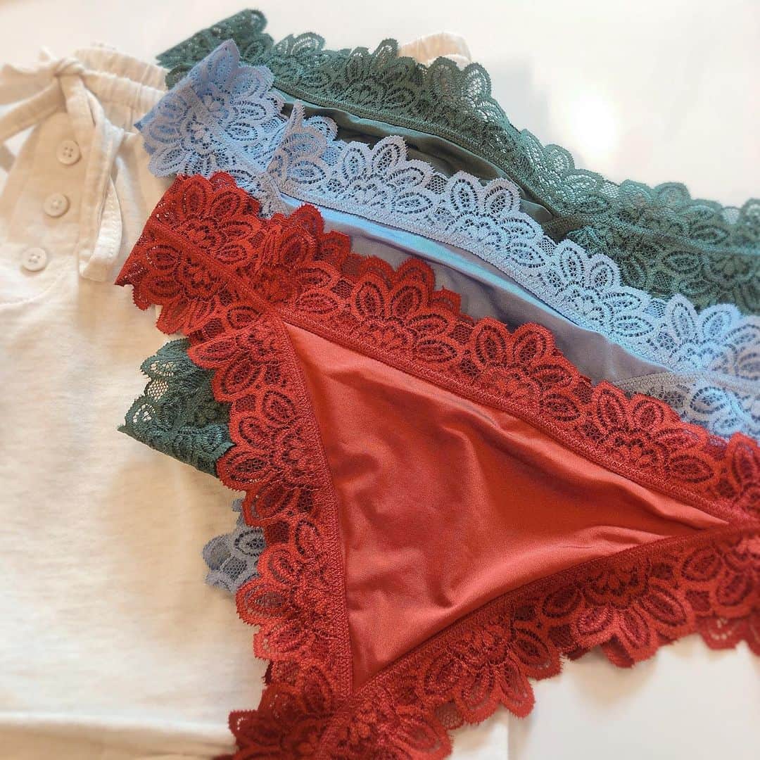 のインスタグラム：「* New Item！ 新しいアンディーがオンラインストアにたくさん入荷したよ♪ あなたはどの色が好き？ * AERIEレーストリムシャイニーソングアンディー Style: 5772-6661 1,290円(税抜) * #aeriejp #エアリー #アンディー #カラバリ #レース #ソング #レース #パンツ #new」