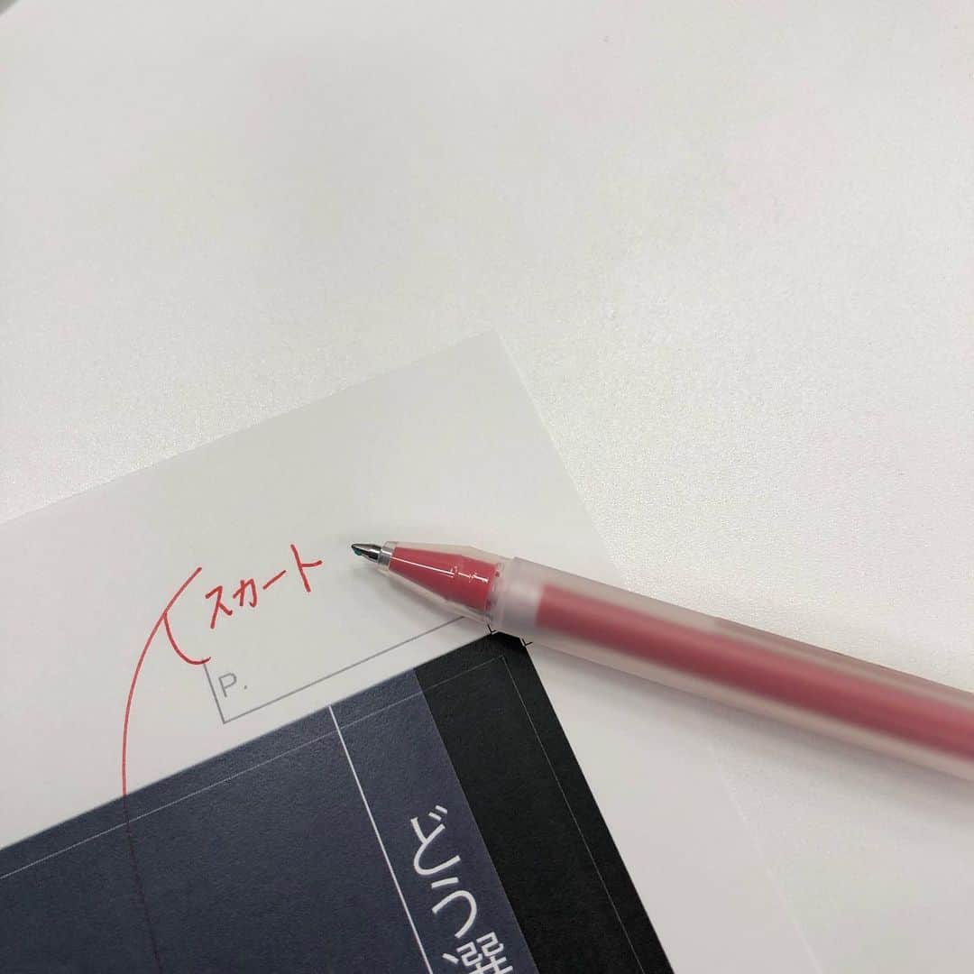 MOREさんのインスタグラム写真 - (MOREInstagram)「長年お世話になっていた校正さんからいただいた一本の赤ペン。編集部スタッフみんなにそれぞれ一本ずつ。ささやかな贈り物ですが、校正・校閲をしてくださっていた方ならではのモノ選び...いただいた時に目が潤みました。 赤ペンは原稿を修正する、つまり赤入れをする際の必需品。これは０.7ミリでちょうどいい太さなので、自分も見やすいし、さらに自分以外の人にもちゃんと伝わる、はず。うれしい贈り物です／副編Y  #moremagjp #デイリーモア #MORE #文房具 #ペン #無印良品」7月17日 19時46分 - moremagjp