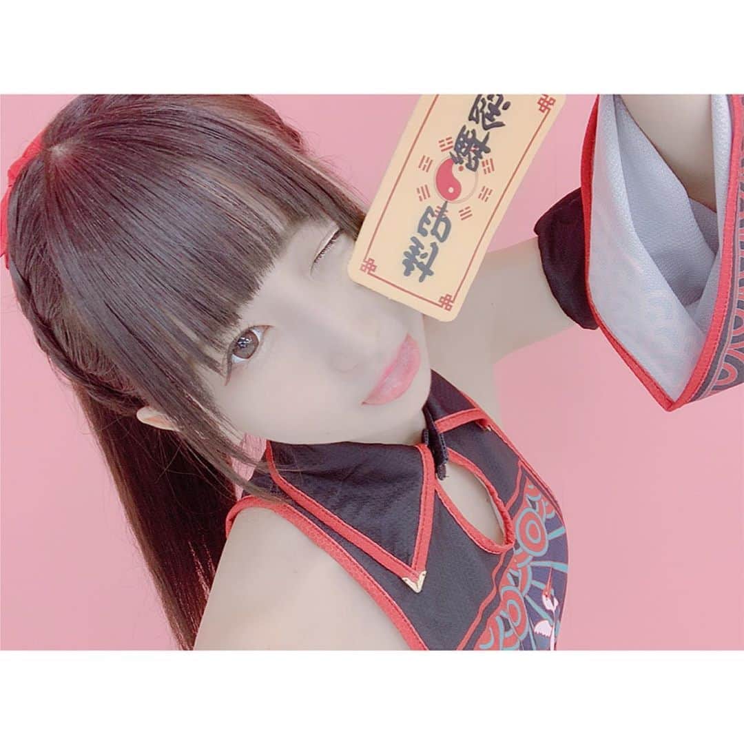 のインスタグラム：「卍封印解除卍  #コスプレ #レイヤー #ポニテ #キョンシー #グラビア #コスチューム #封印 #赤 #グラドル #グラドル自撮り部 #谷麻由里 #まゆりん」
